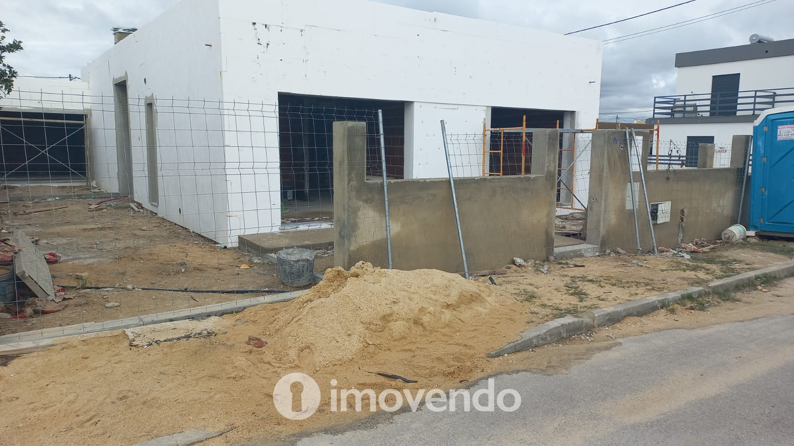 Moradia T3 em final de construção, com piscina, em Fernão Ferro