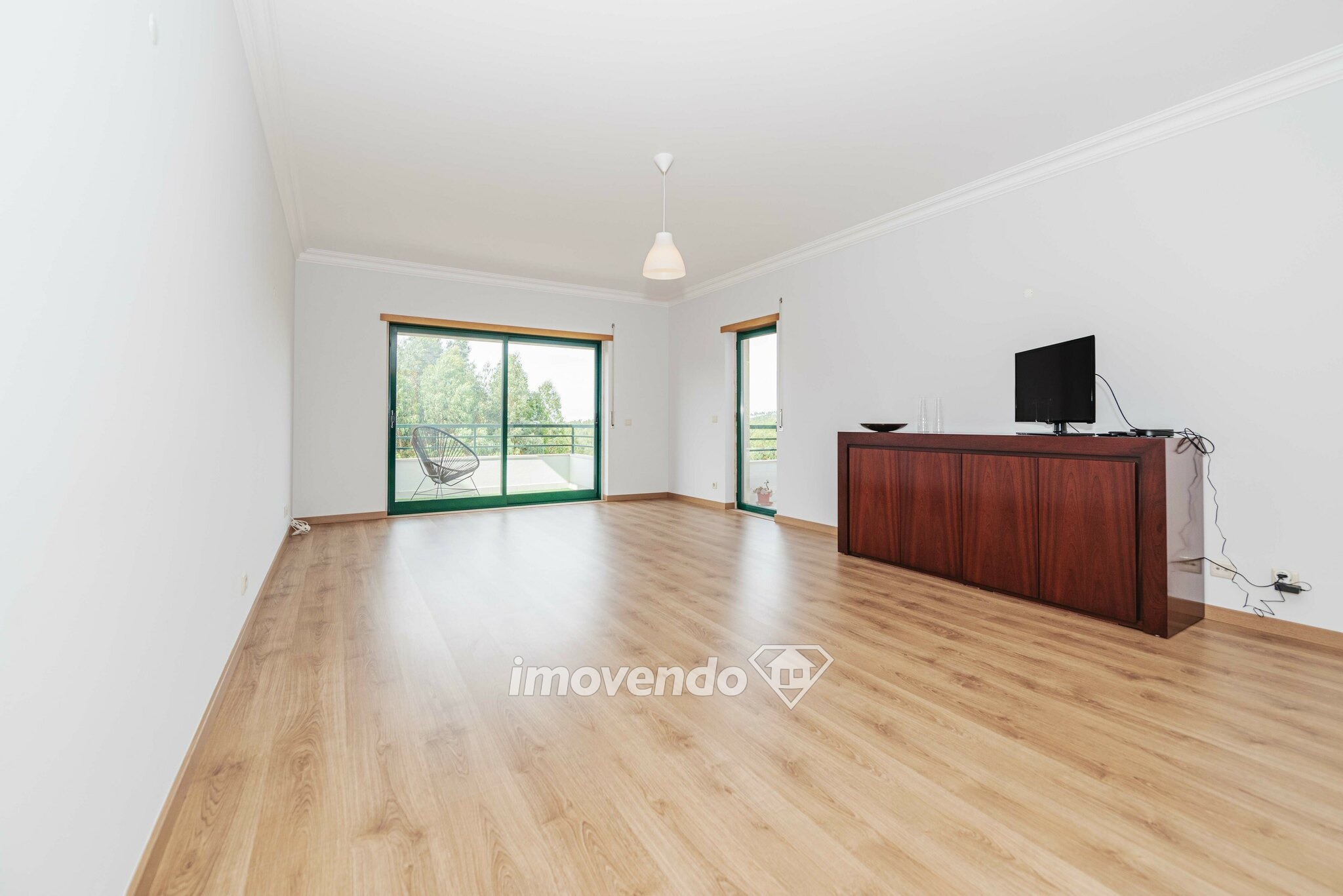 Apartamento T3 pronto a habitar, com varandas e arrecadação, em Belas