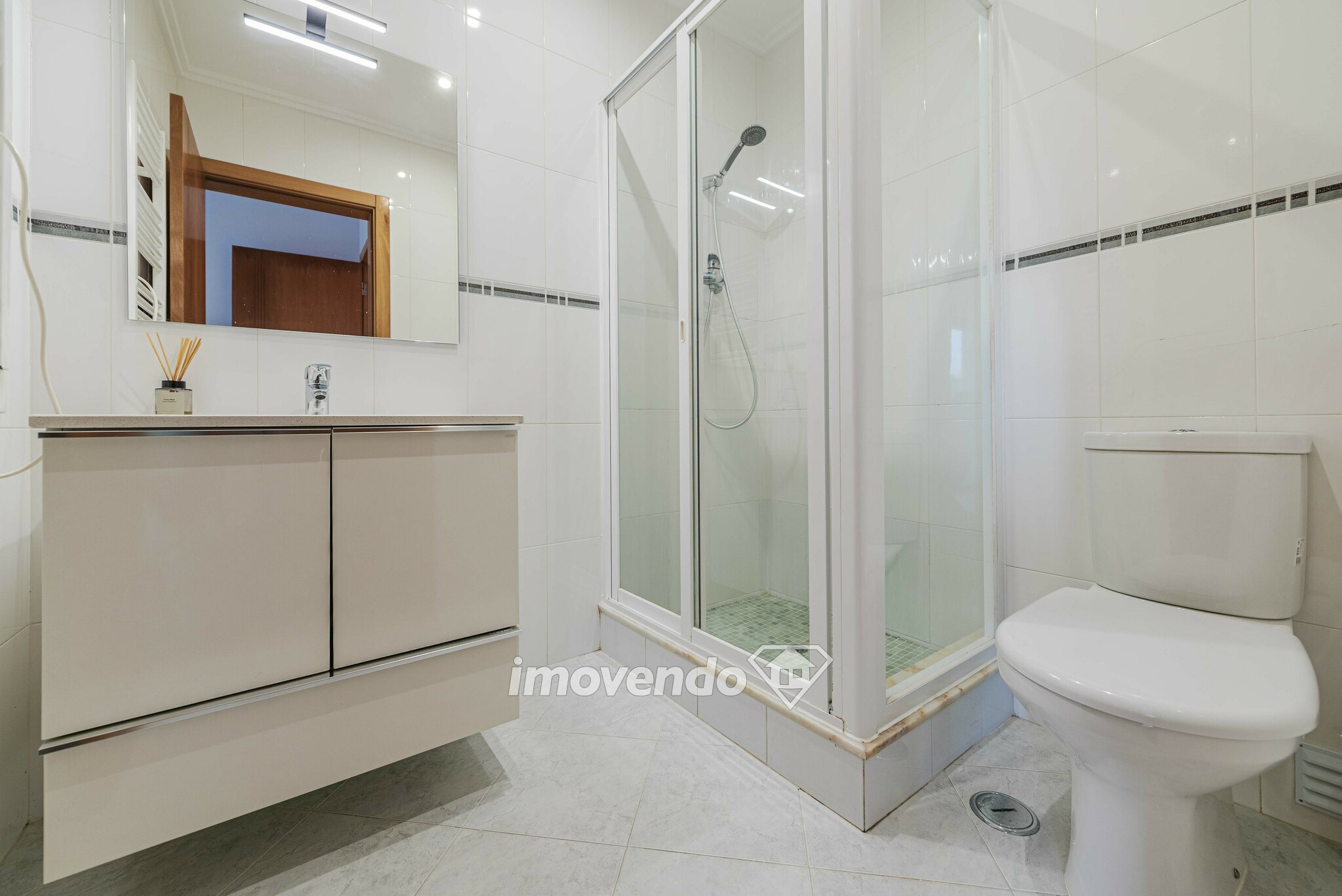 Apartamento T3 pronto a habitar, com varandas e arrecadação, em Belas