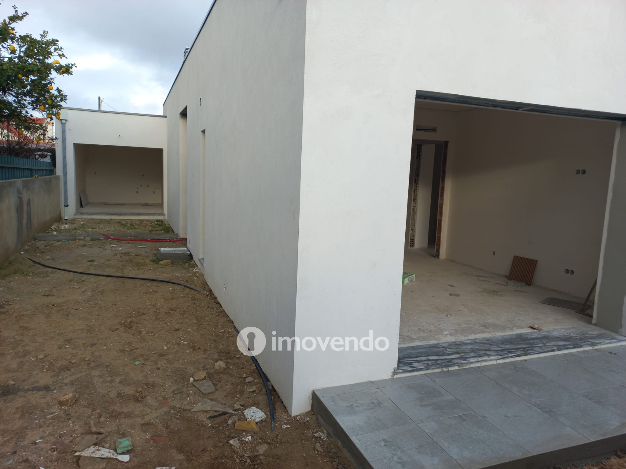 Moradia T3 em final de construção, com piscina, em Fernão Ferro