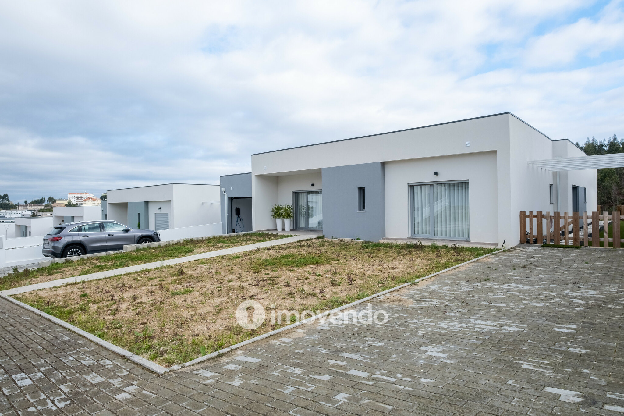 Moradia exclusiva T4, com garagem e jardim, em Leiria
