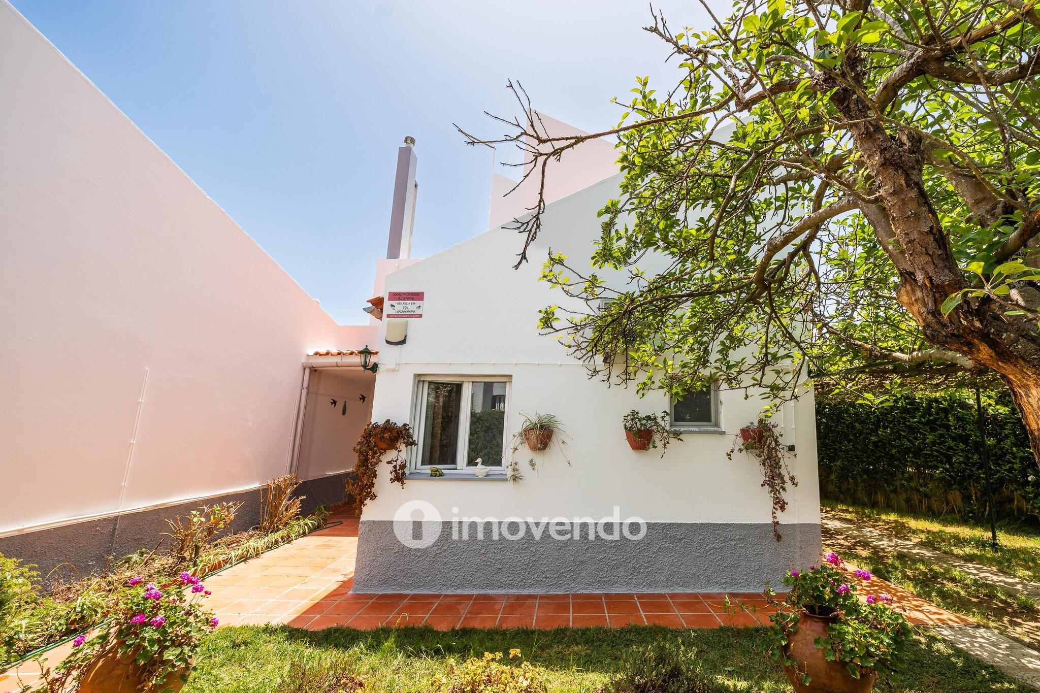 Moradia T4 isolada, totalmente mobilada e equipada, em Queijas