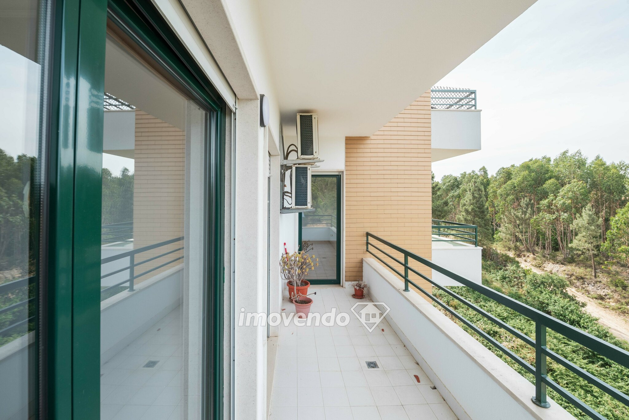 Apartamento T3 pronto a habitar, com varandas e arrecadação, em Belas