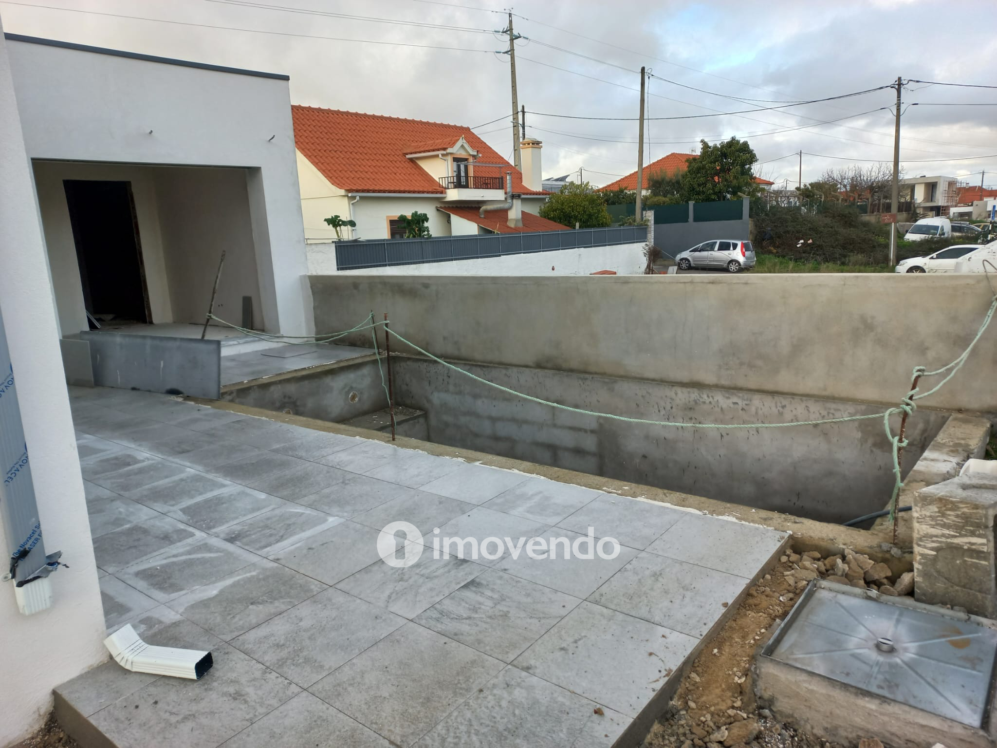 Moradia T3 em final de construção, com piscina, em Fernão Ferro