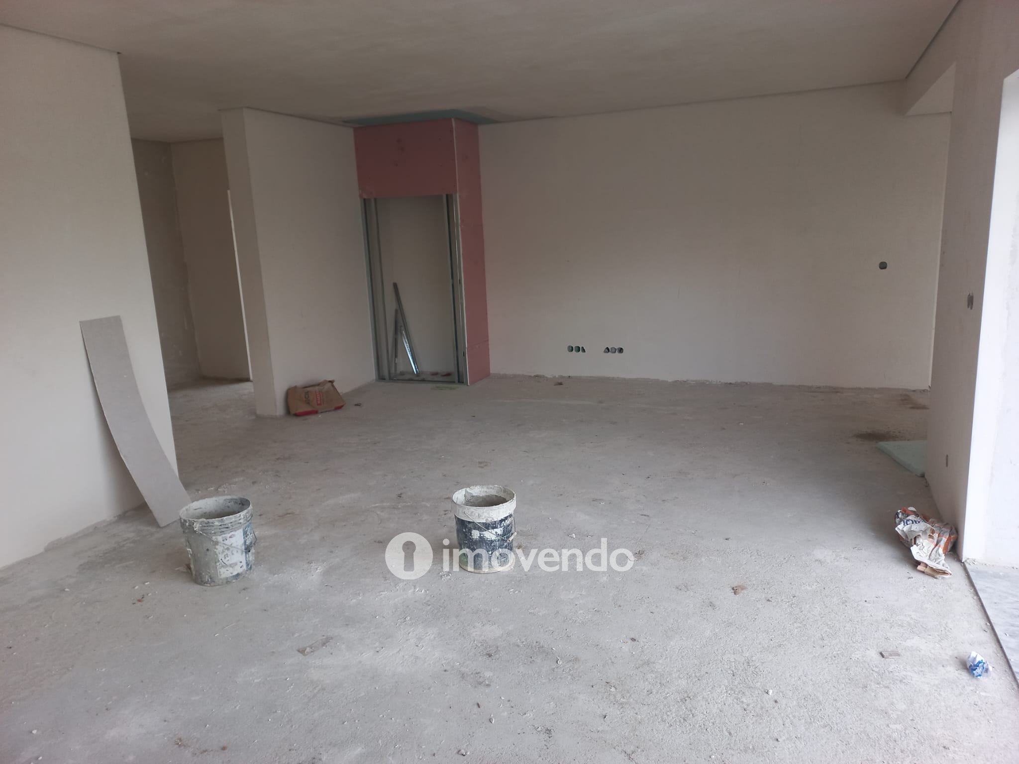 Moradia T3 em final de construção, com piscina, em Fernão Ferro