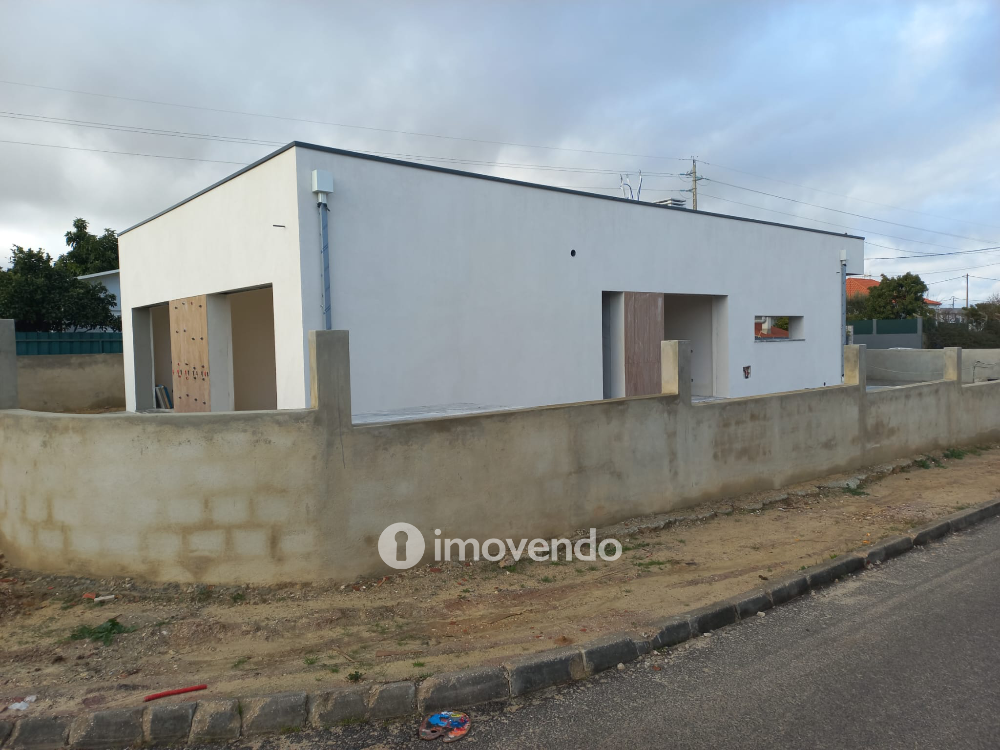 Moradia T3 em final de construção, com piscina, em Fernão Ferro