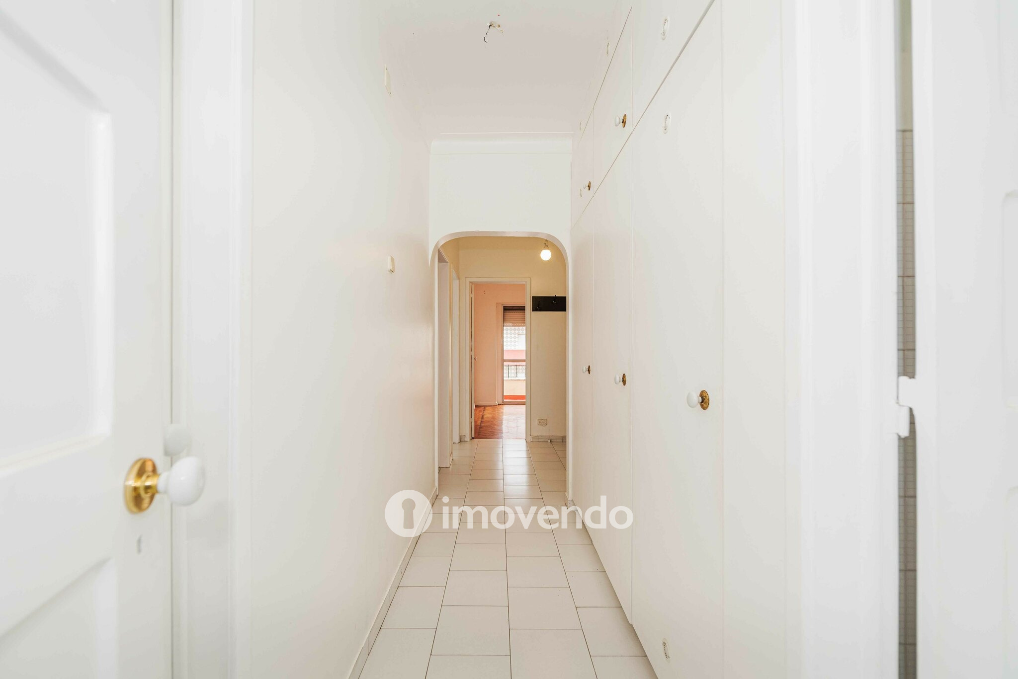 Apartamento T2 pronto a ocupar, com áreas amplas, em Linda-a-Velha