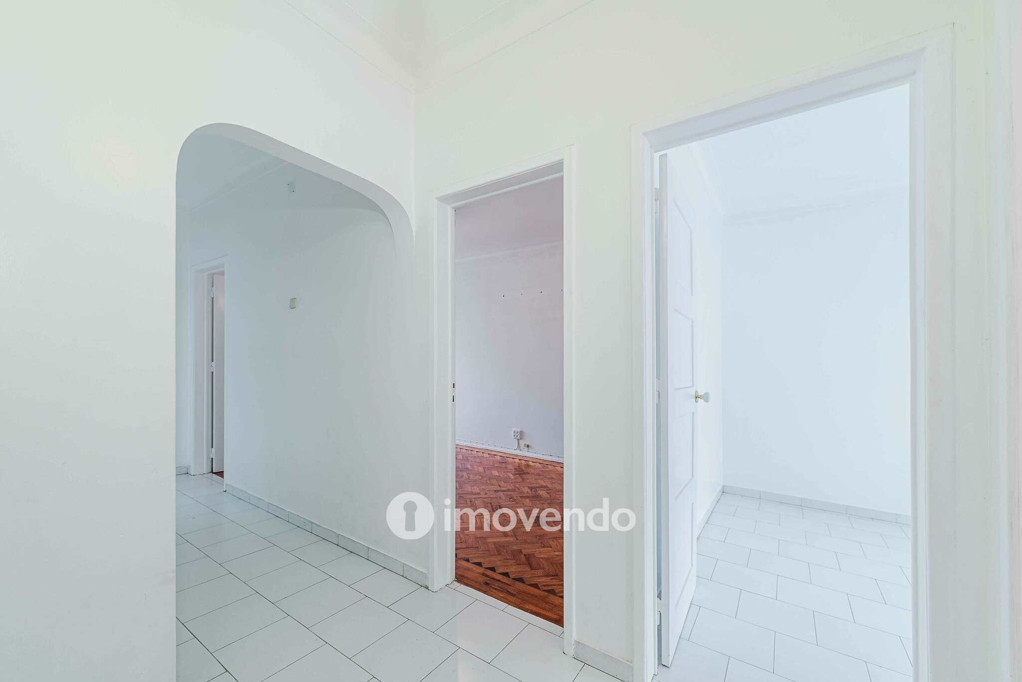 Apartamento T2 pronto a ocupar, com áreas amplas, em Linda-a-Velha