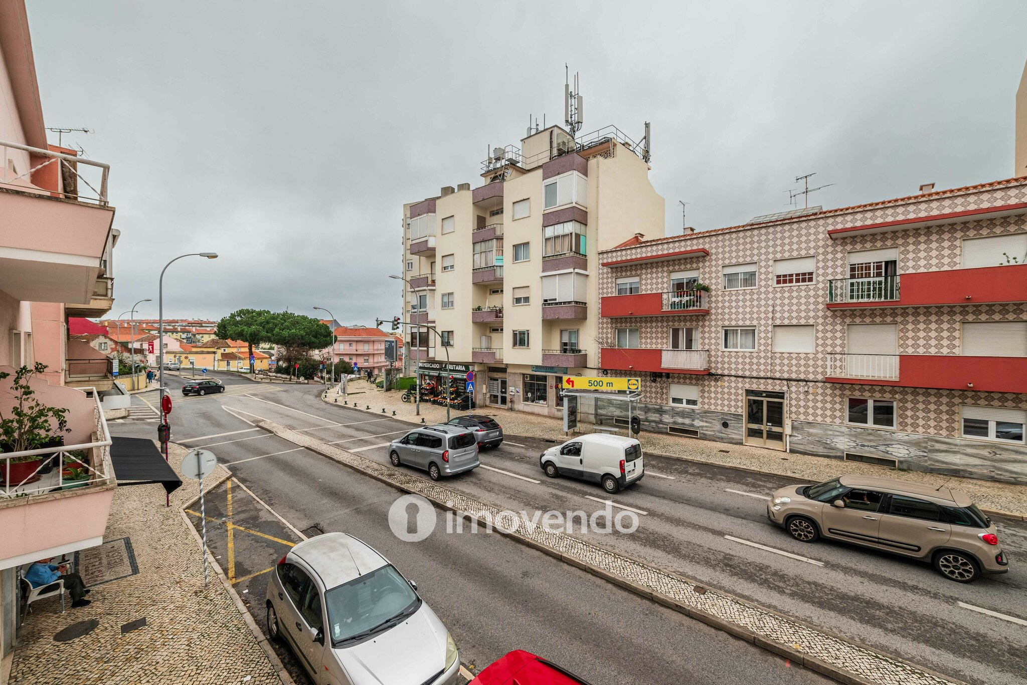 Apartamento T2 pronto a ocupar, com áreas amplas, em Linda-a-Velha