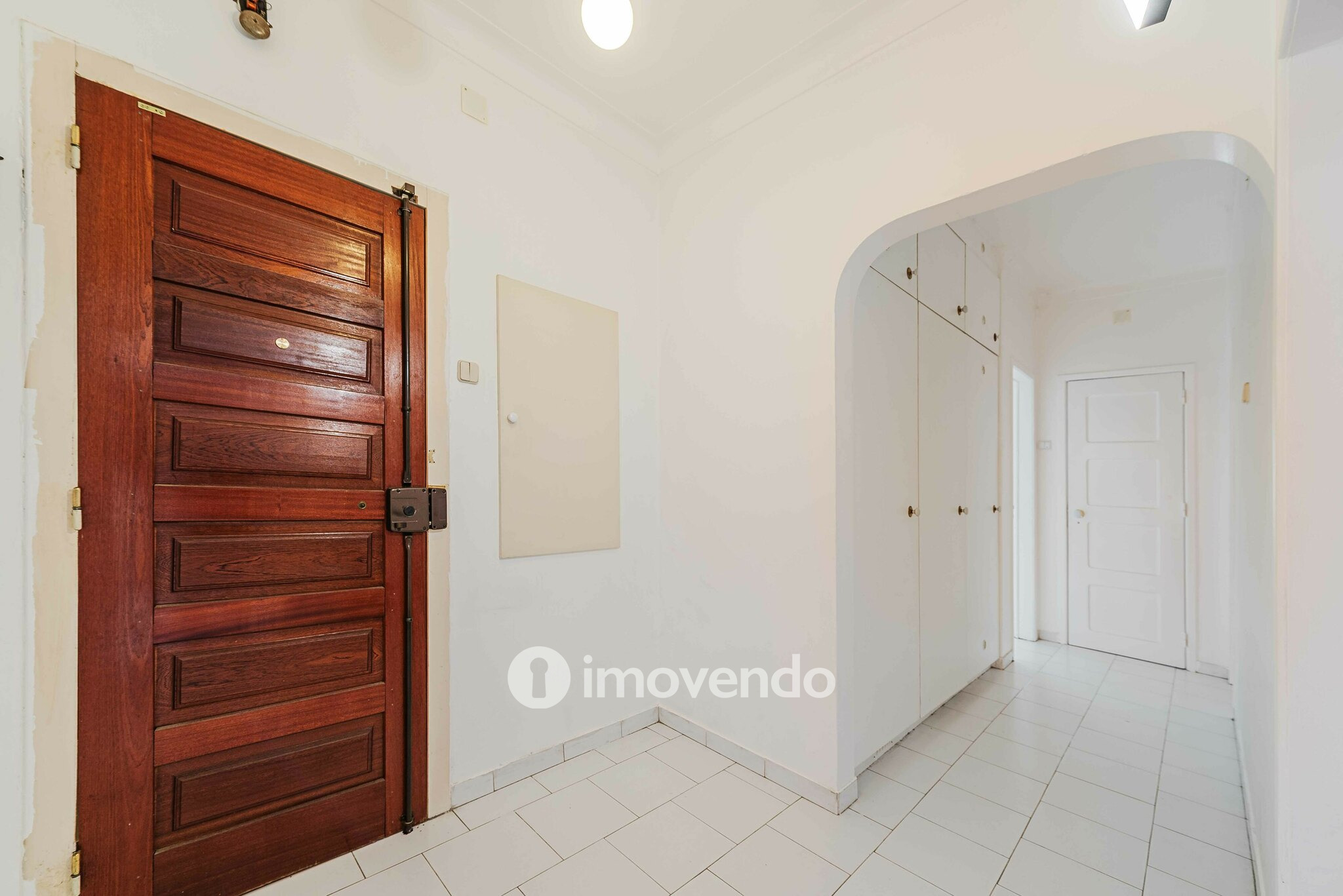 Apartamento T2 pronto a ocupar, com áreas amplas, em Linda-a-Velha