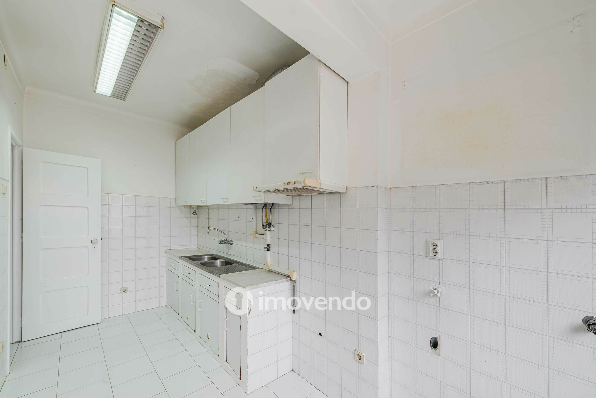 Apartamento T2 pronto a ocupar, com áreas amplas, em Linda-a-Velha