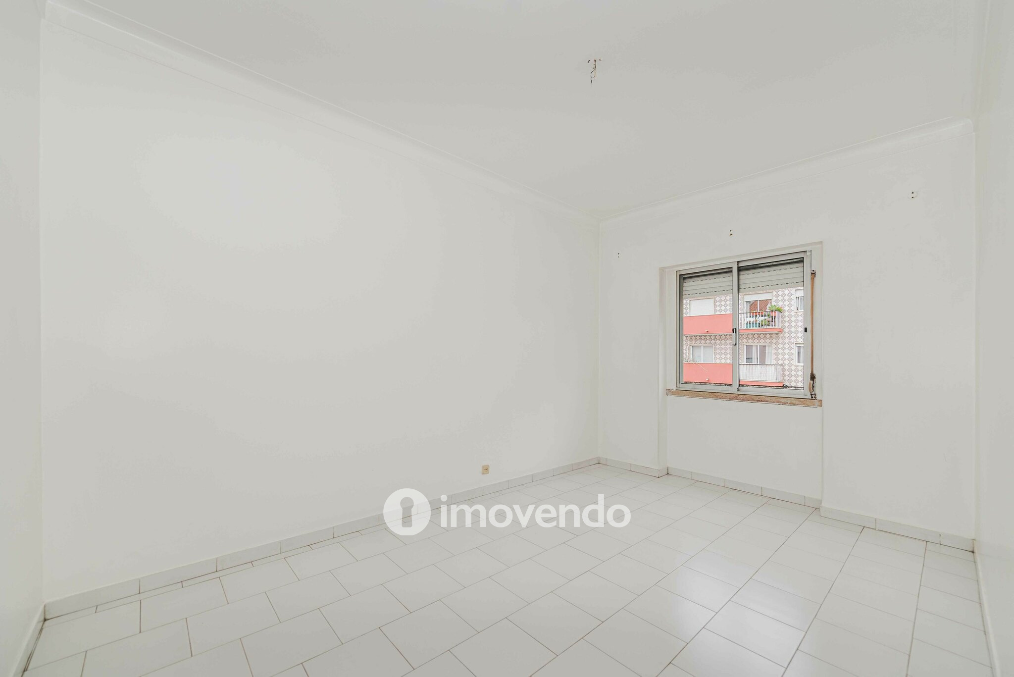 Apartamento T2 pronto a ocupar, com áreas amplas, em Linda-a-Velha