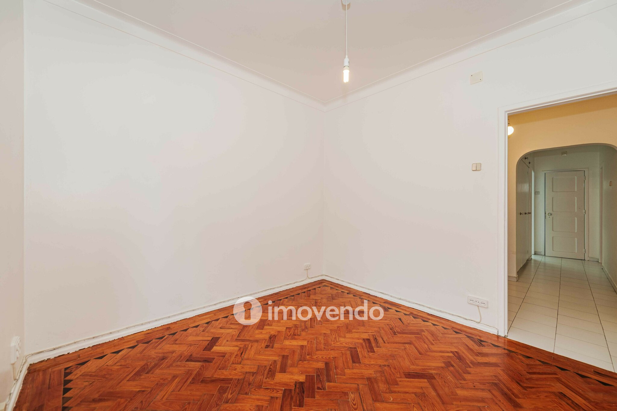 Apartamento T2 pronto a ocupar, com áreas amplas, em Linda-a-Velha