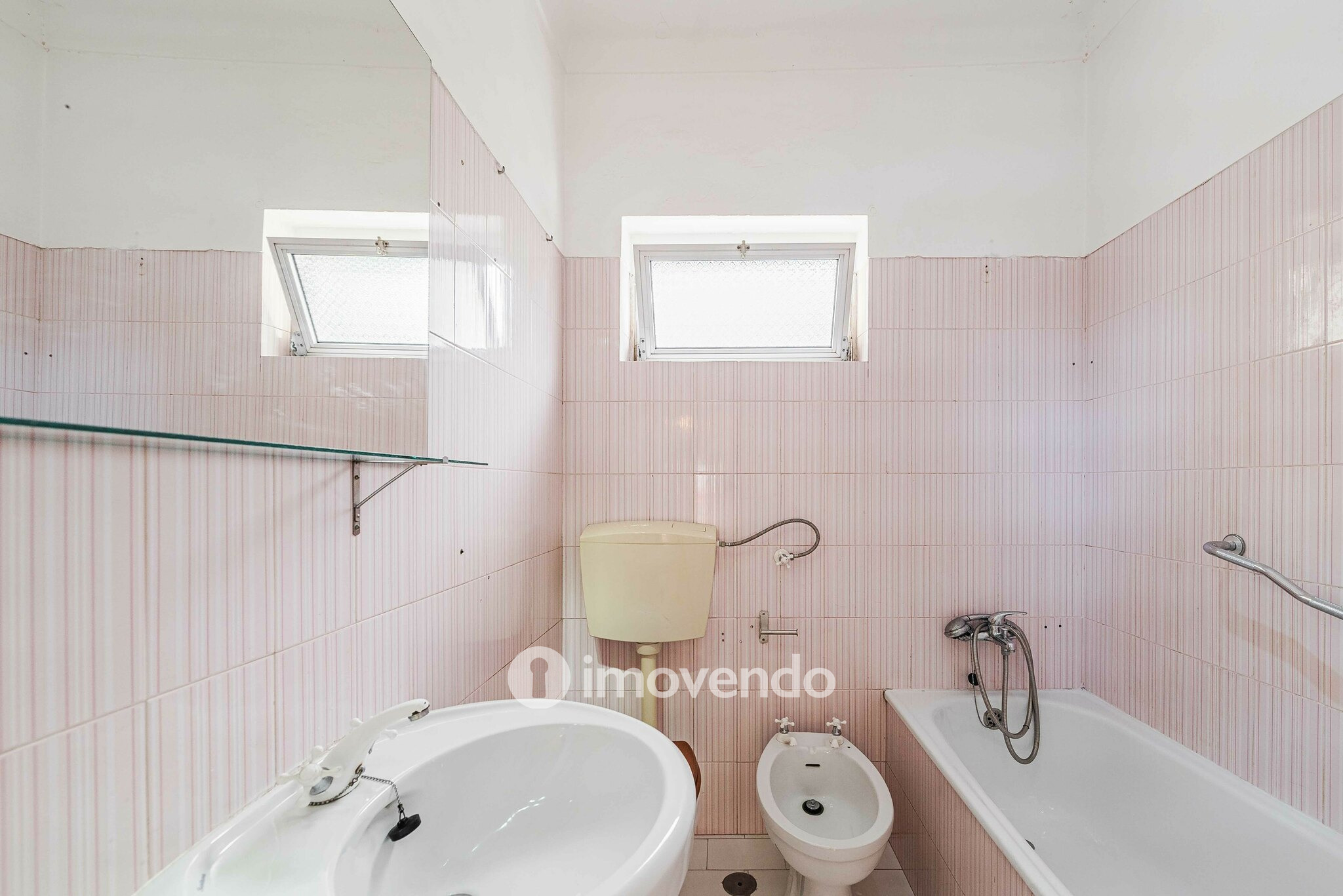 Apartamento T2 pronto a ocupar, com áreas amplas, em Linda-a-Velha