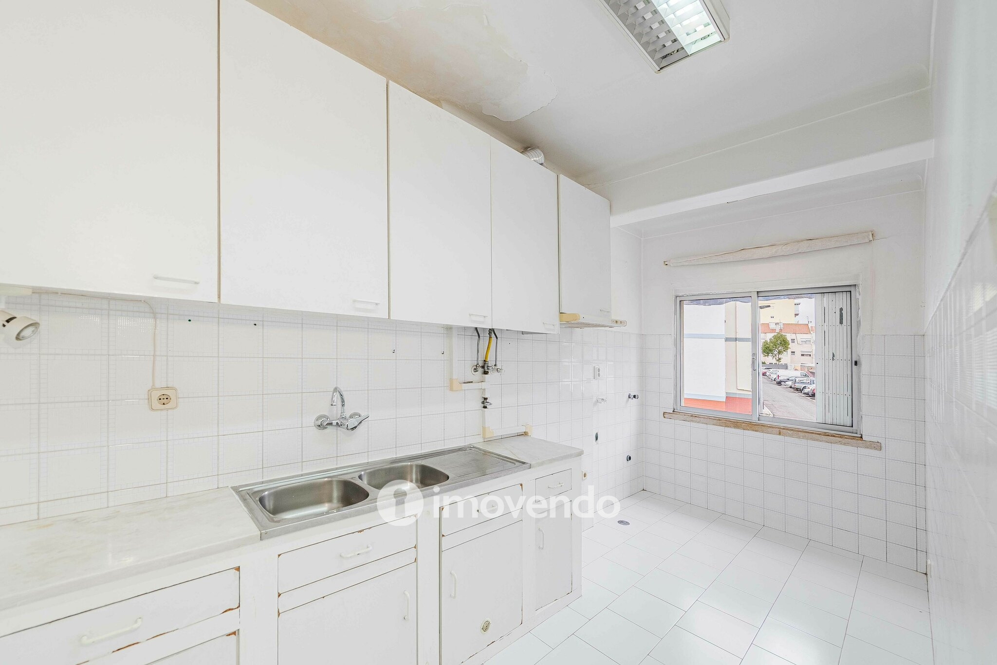 Apartamento T2 pronto a ocupar, com áreas amplas, em Linda-a-Velha