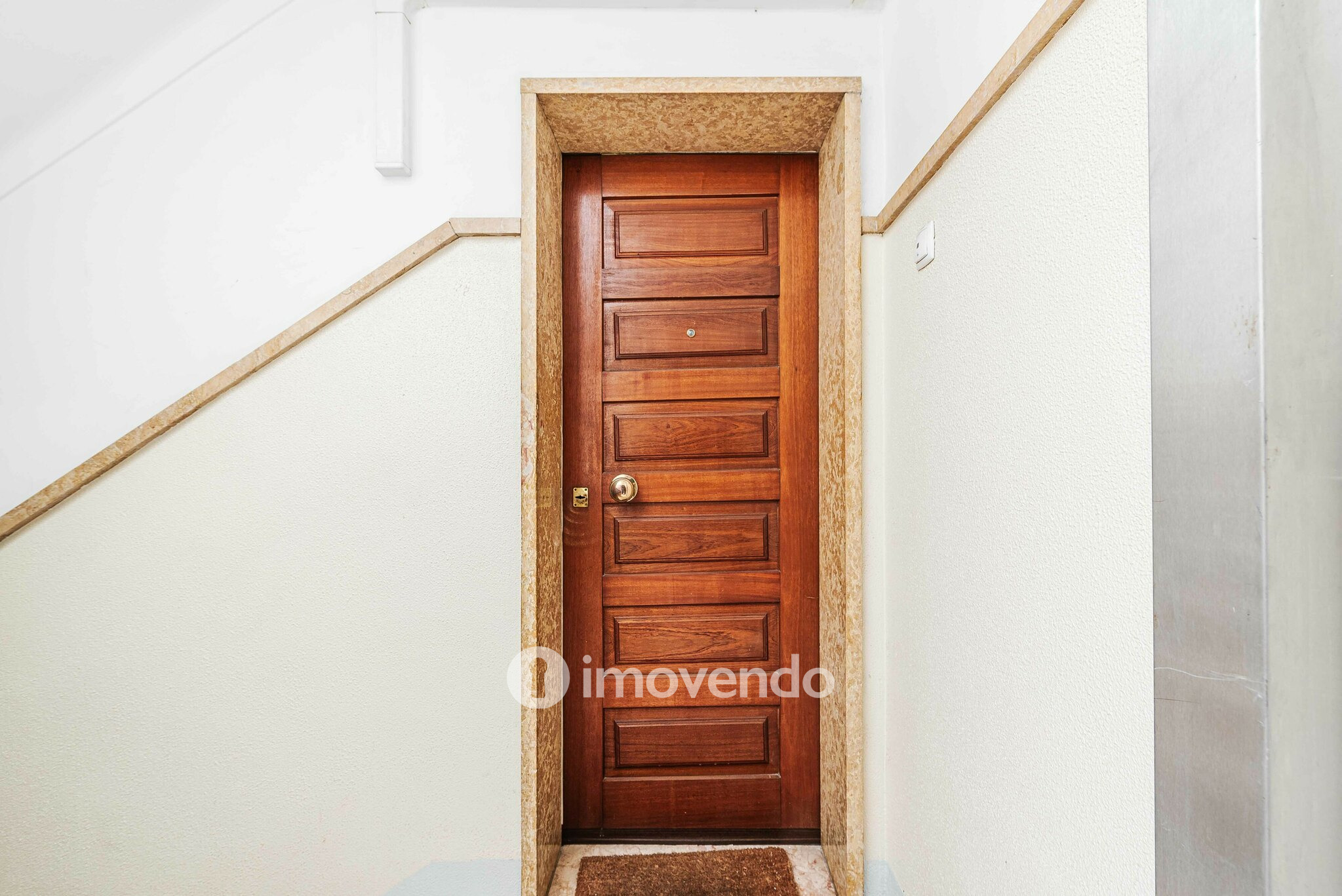 Apartamento T2 pronto a ocupar, com áreas amplas, em Linda-a-Velha