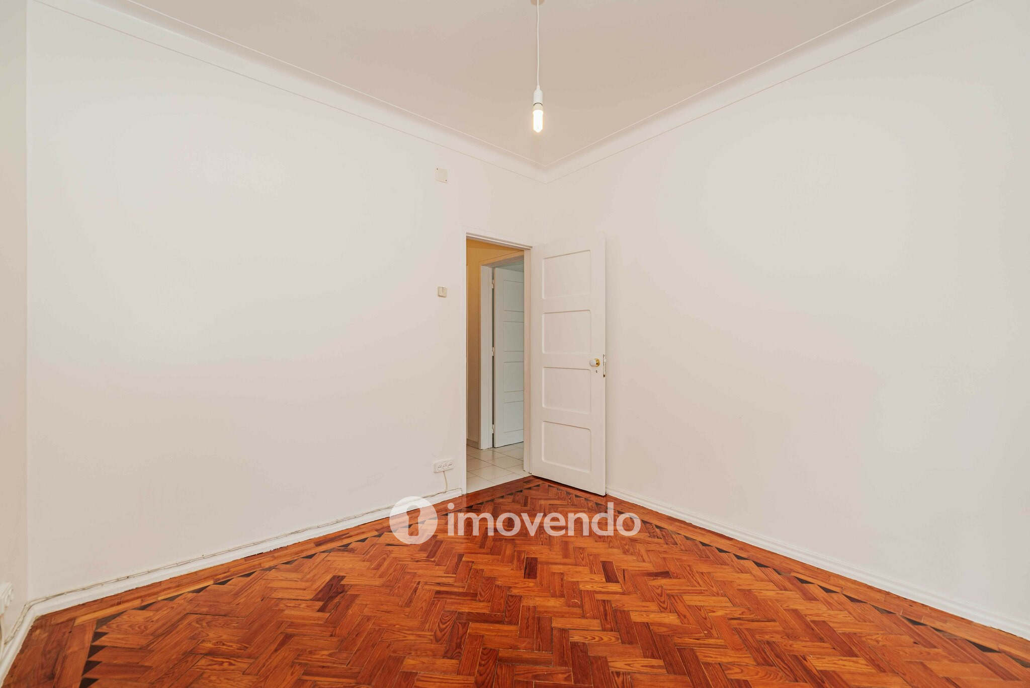 Apartamento T2 pronto a ocupar, com áreas amplas, em Linda-a-Velha