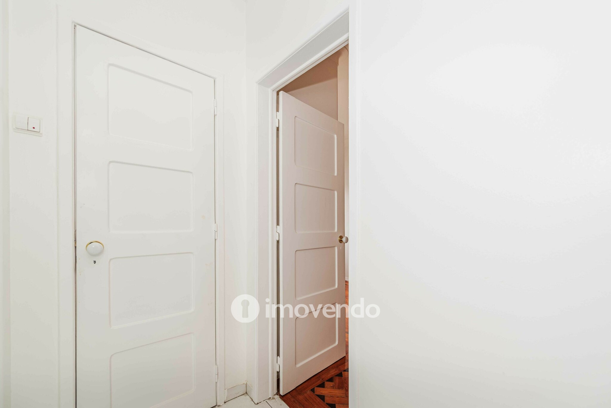 Apartamento T2 pronto a ocupar, com áreas amplas, em Linda-a-Velha