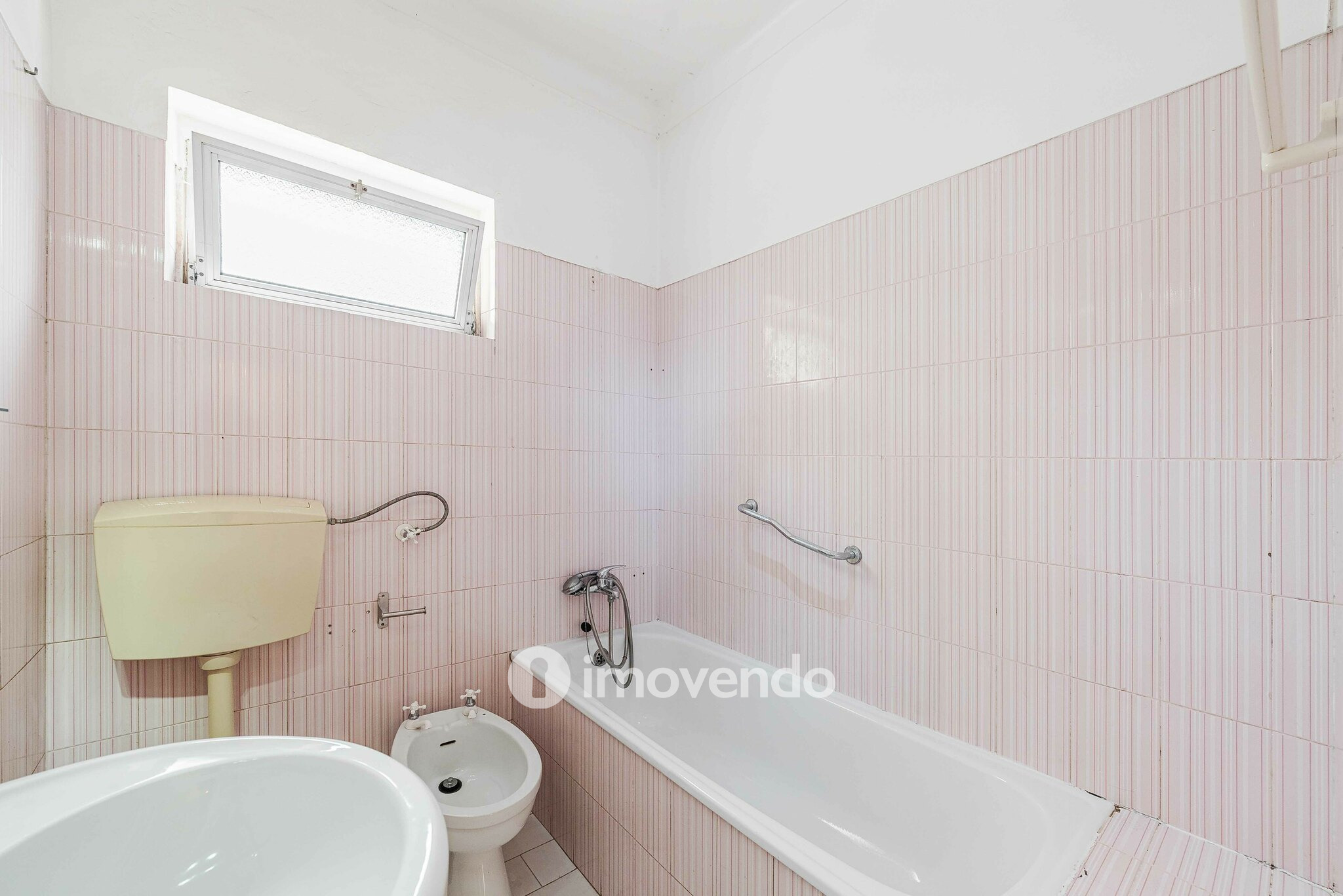 Apartamento T2 pronto a ocupar, com áreas amplas, em Linda-a-Velha