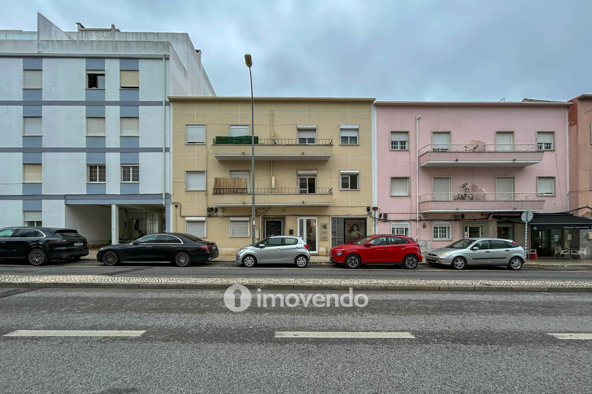 Apartamento T2 pronto a ocupar, com áreas amplas, em Linda-a-Velha