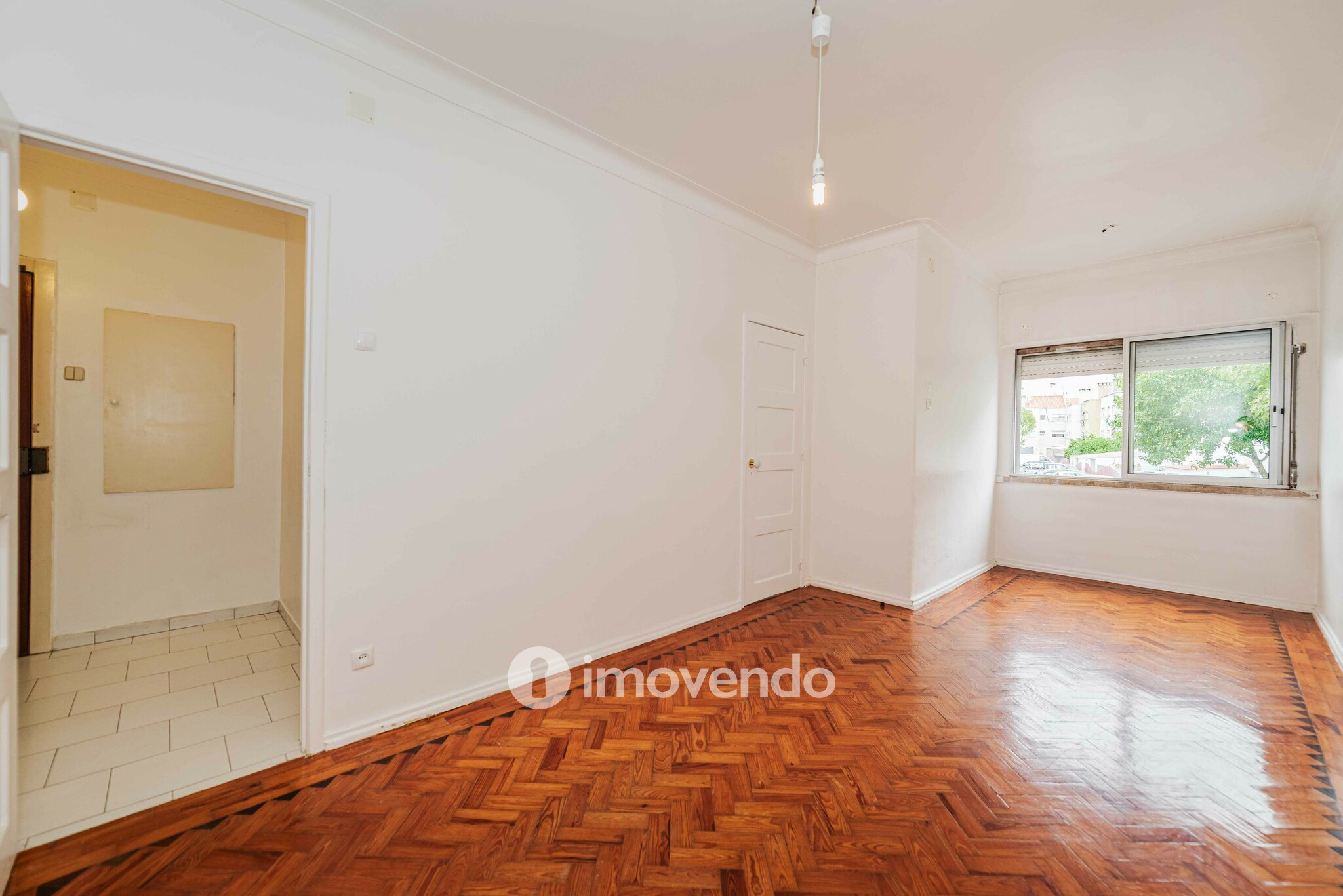 Apartamento T2 pronto a ocupar, com áreas amplas, em Linda-a-Velha