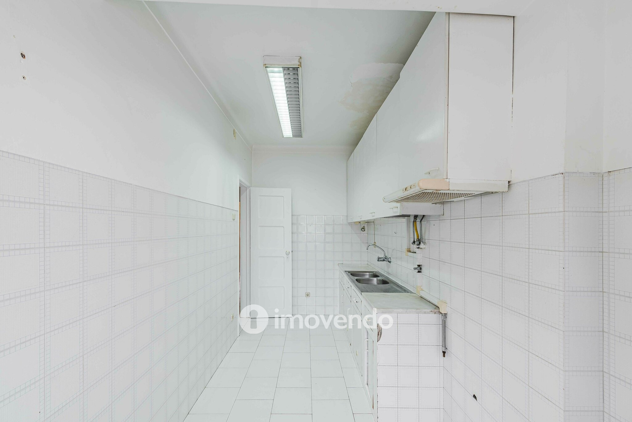 Apartamento T2 pronto a ocupar, com áreas amplas, em Linda-a-Velha