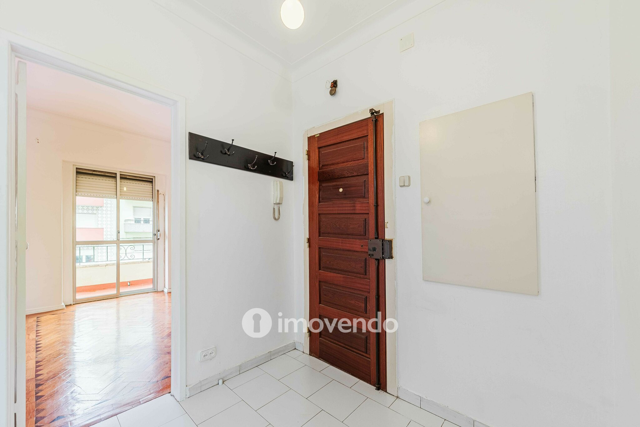 Apartamento T2 pronto a ocupar, com áreas amplas, em Linda-a-Velha