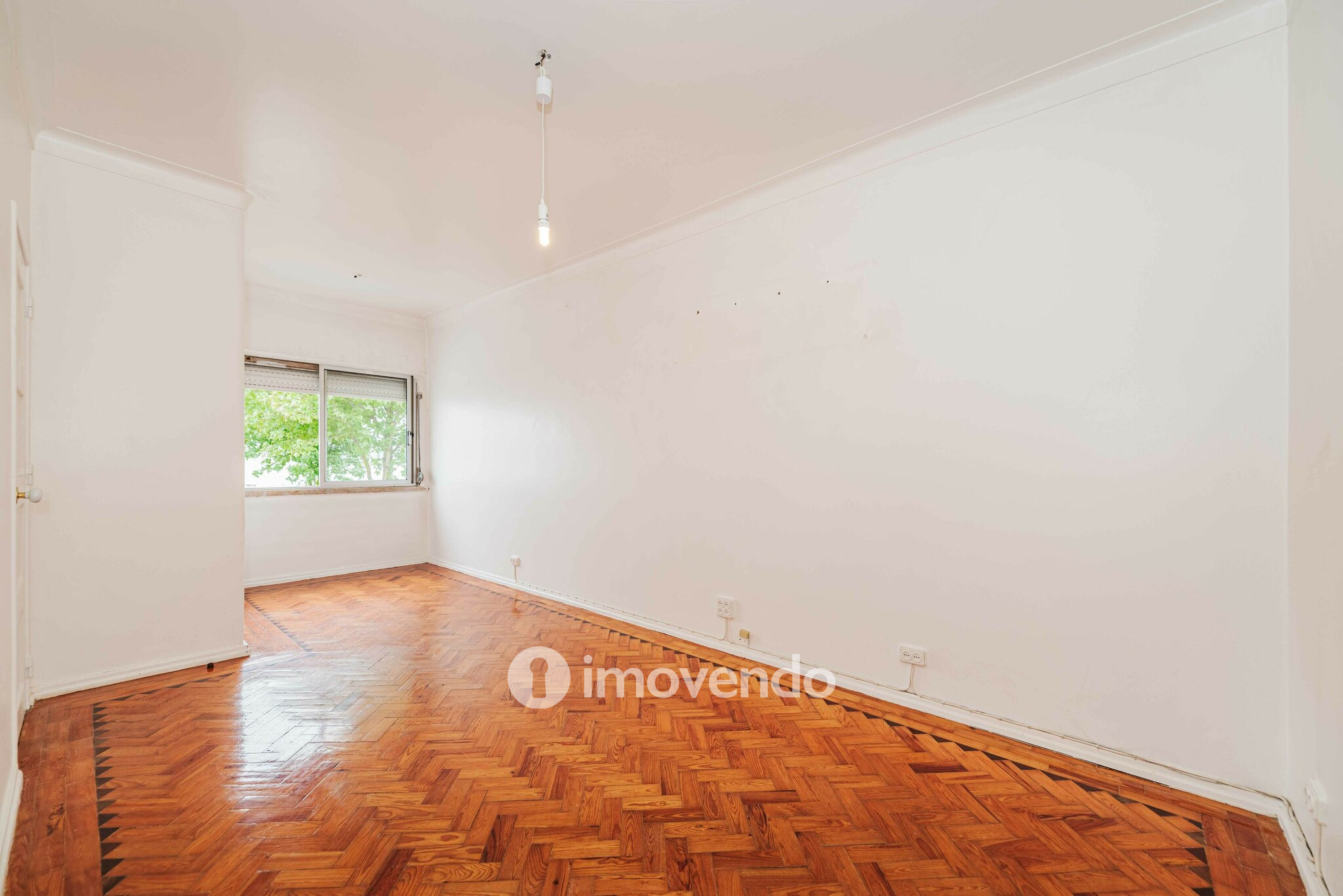 Apartamento T2 pronto a ocupar, com áreas amplas, em Linda-a-Velha