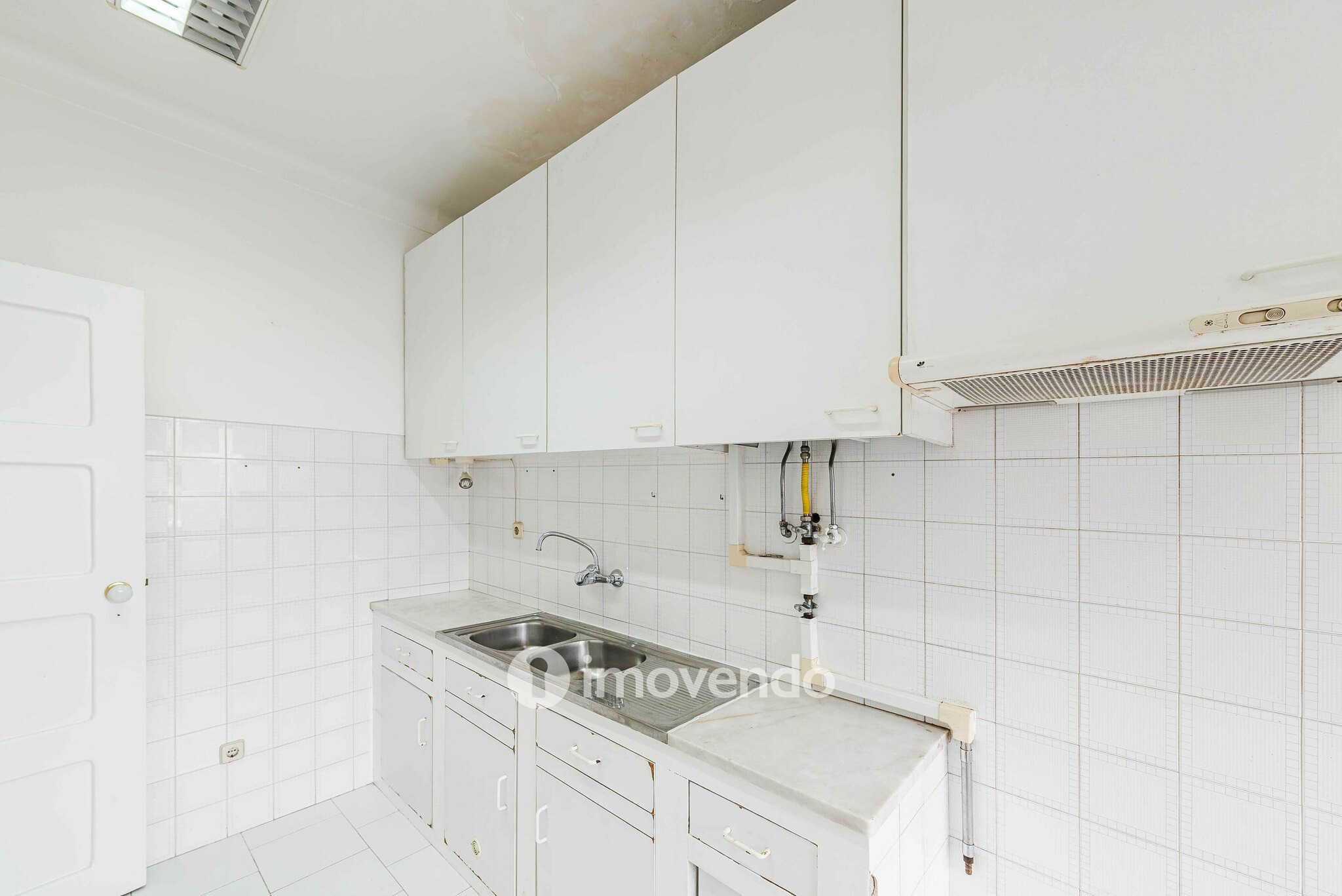 Apartamento T2 pronto a ocupar, com áreas amplas, em Linda-a-Velha