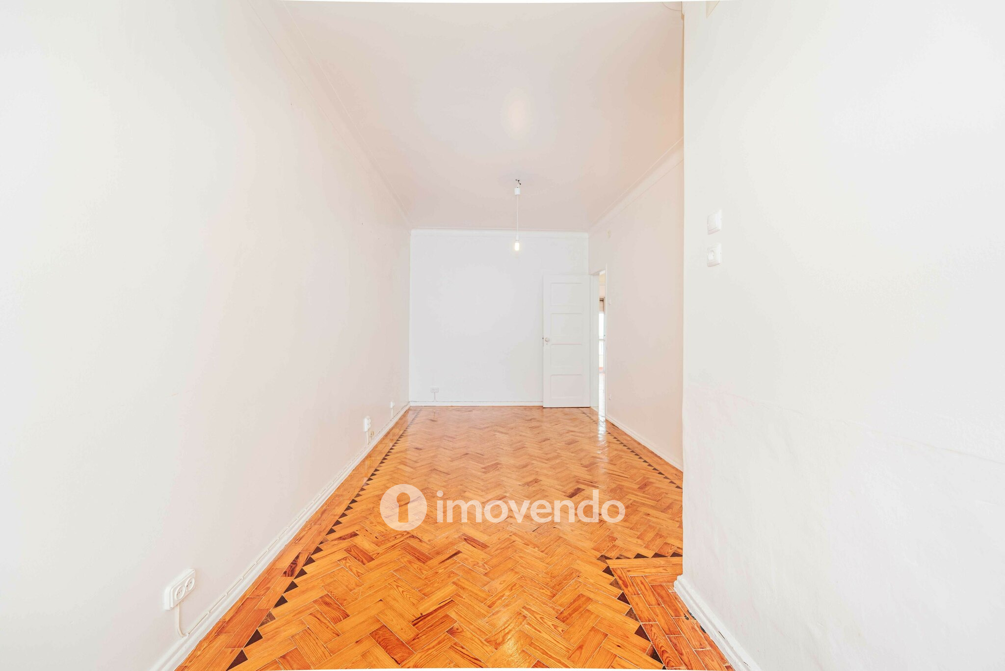 Apartamento T2 pronto a ocupar, com áreas amplas, em Linda-a-Velha