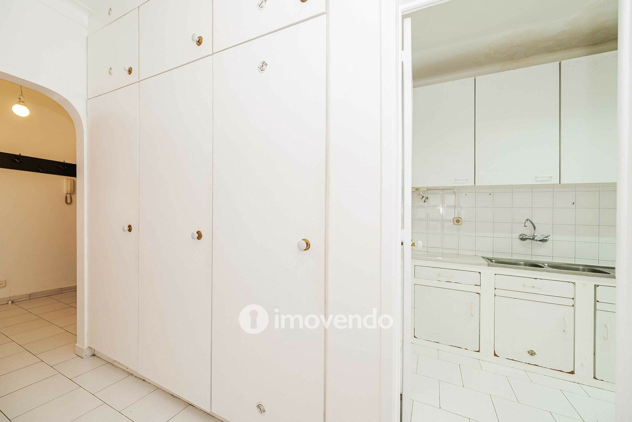 Apartamento T2 pronto a ocupar, com áreas amplas, em Linda-a-Velha