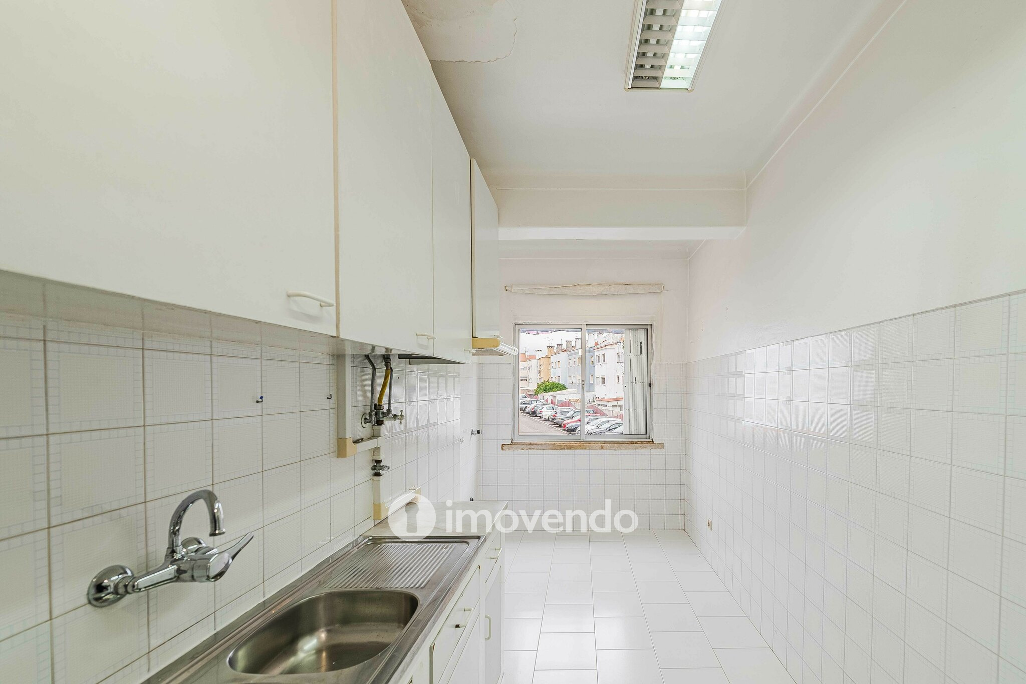 Apartamento T2 pronto a ocupar, com áreas amplas, em Linda-a-Velha