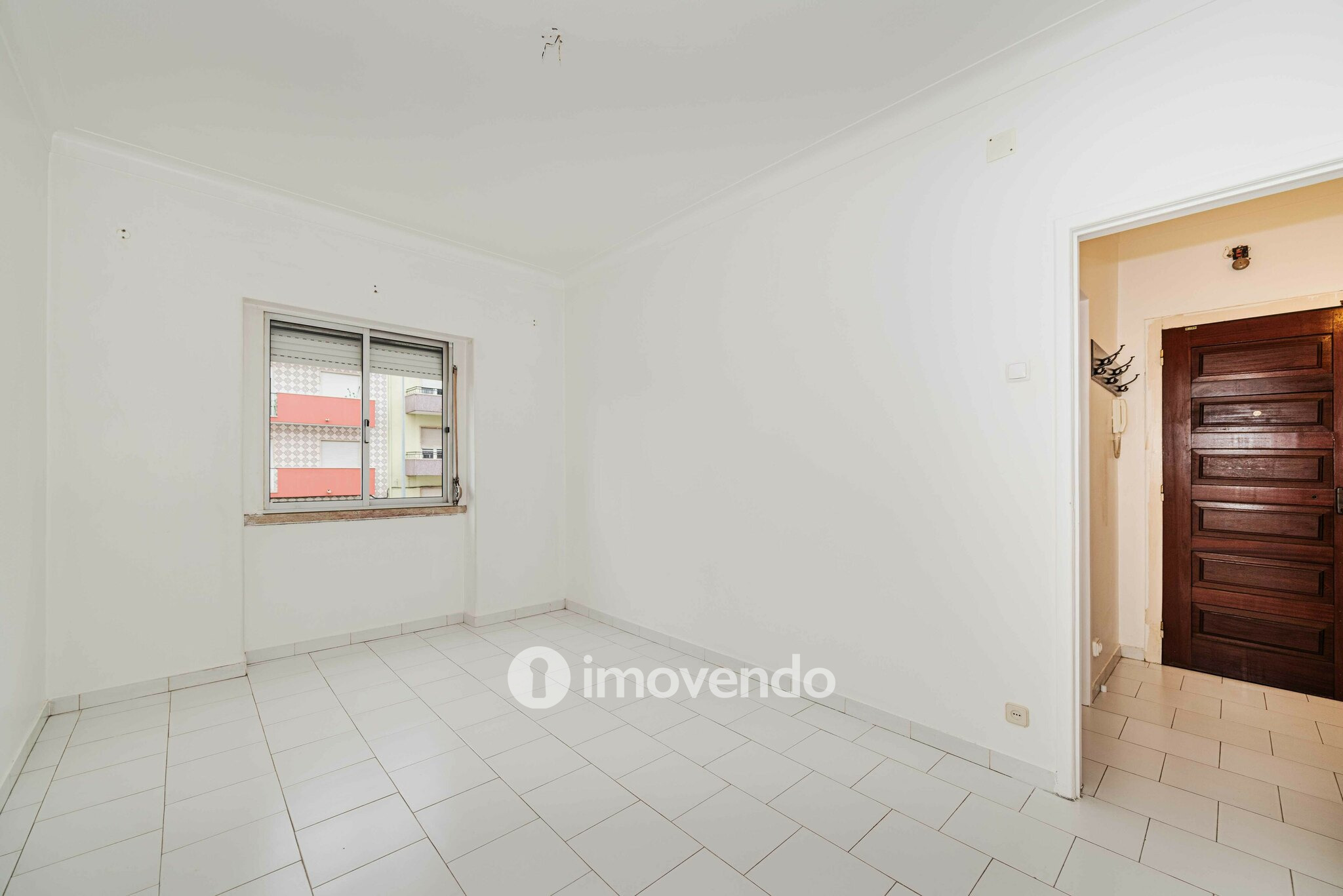 Apartamento T2 pronto a ocupar, com áreas amplas, em Linda-a-Velha