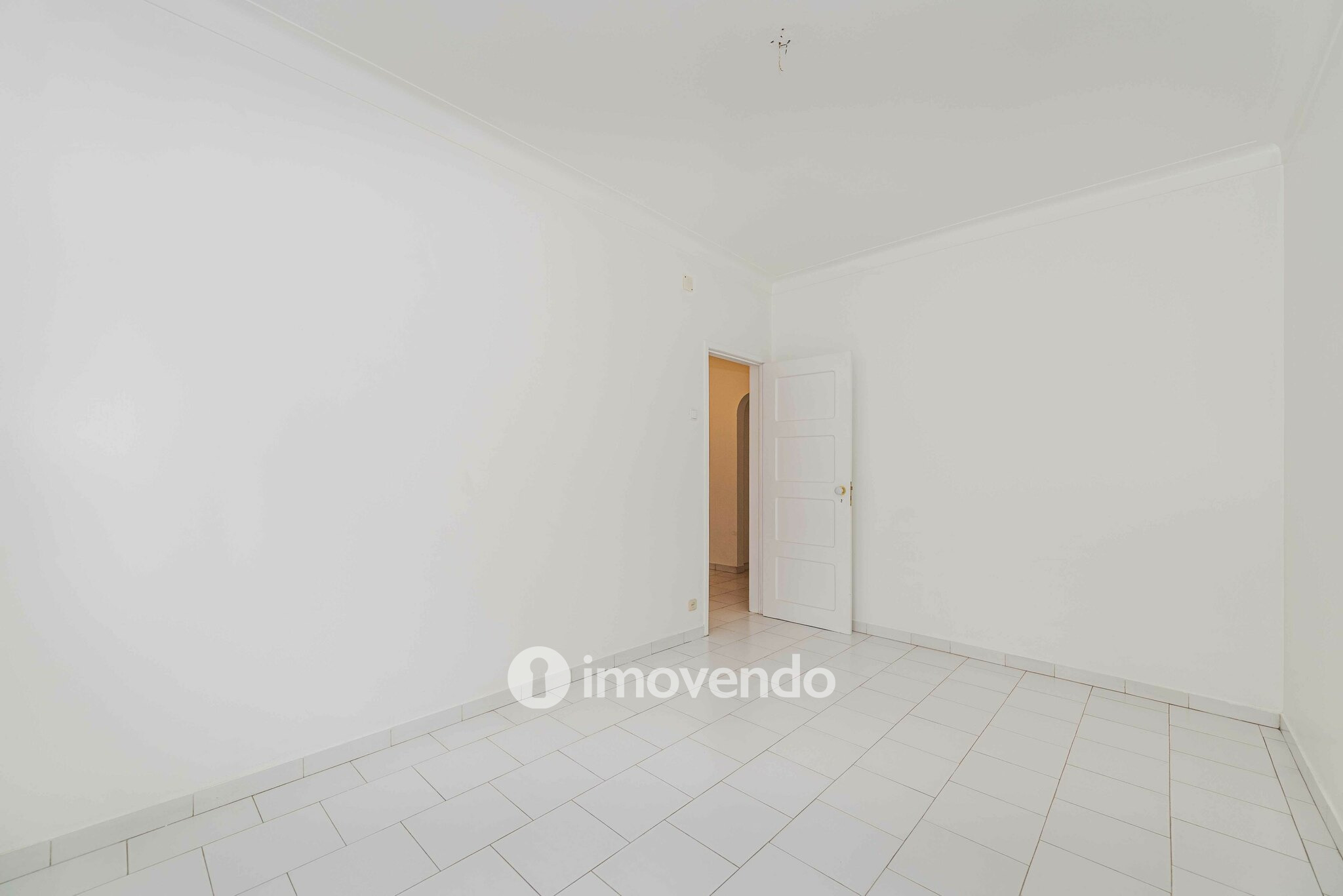 Apartamento T2 pronto a ocupar, com áreas amplas, em Linda-a-Velha