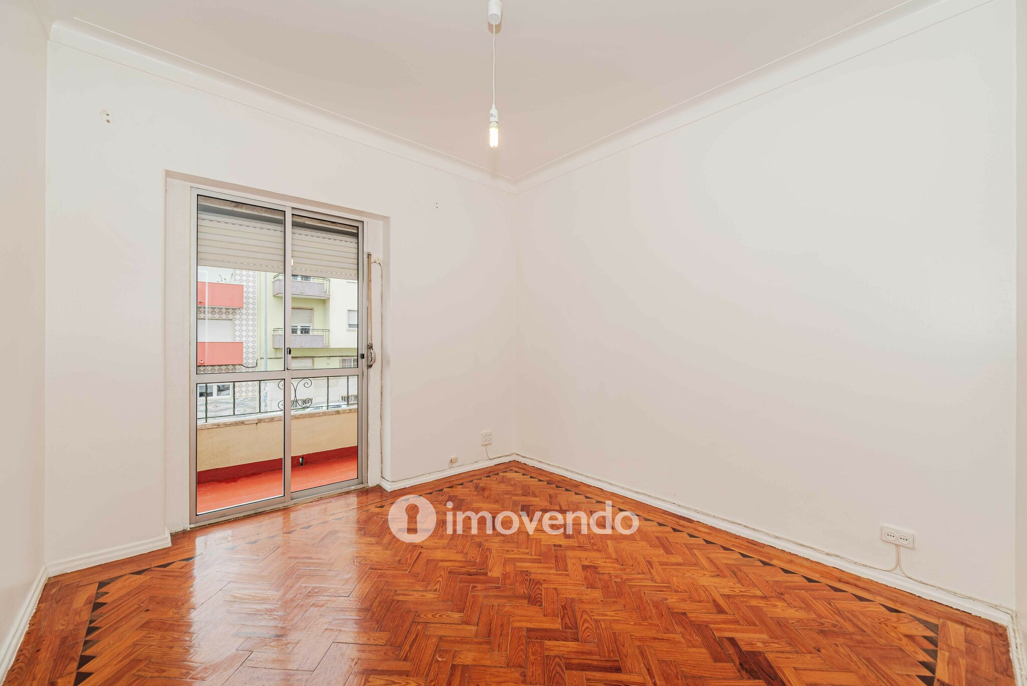 Apartamento T2 pronto a ocupar, com áreas amplas, em Linda-a-Velha