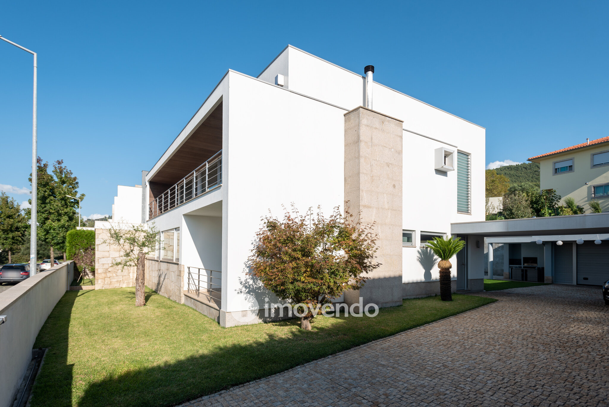 Moradia exclusiva T5, com piscina e garagem, em Braga