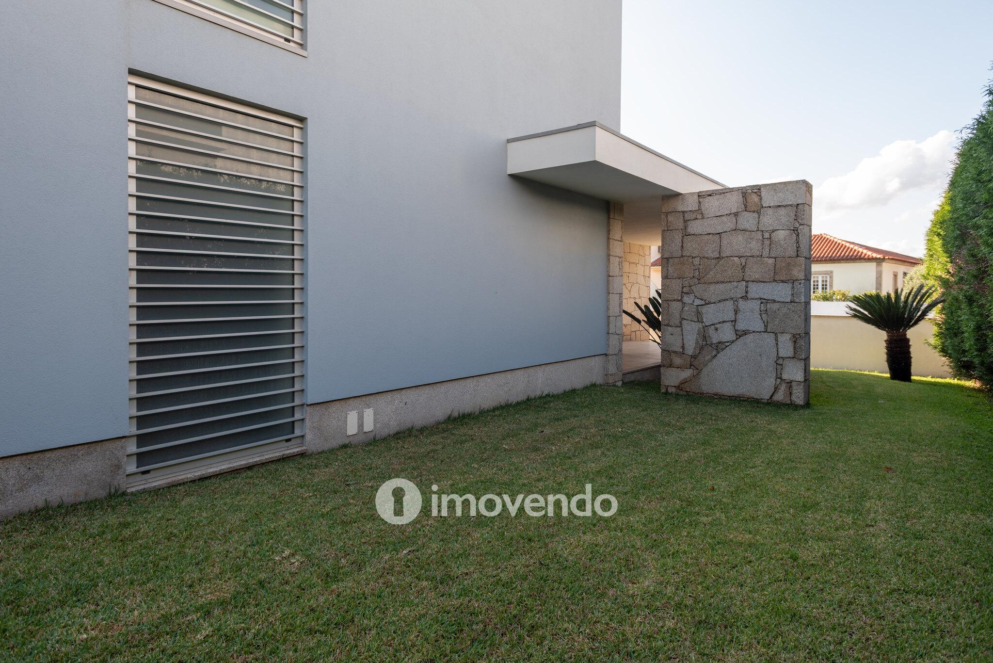 Moradia exclusiva T5, com piscina e garagem, em Braga