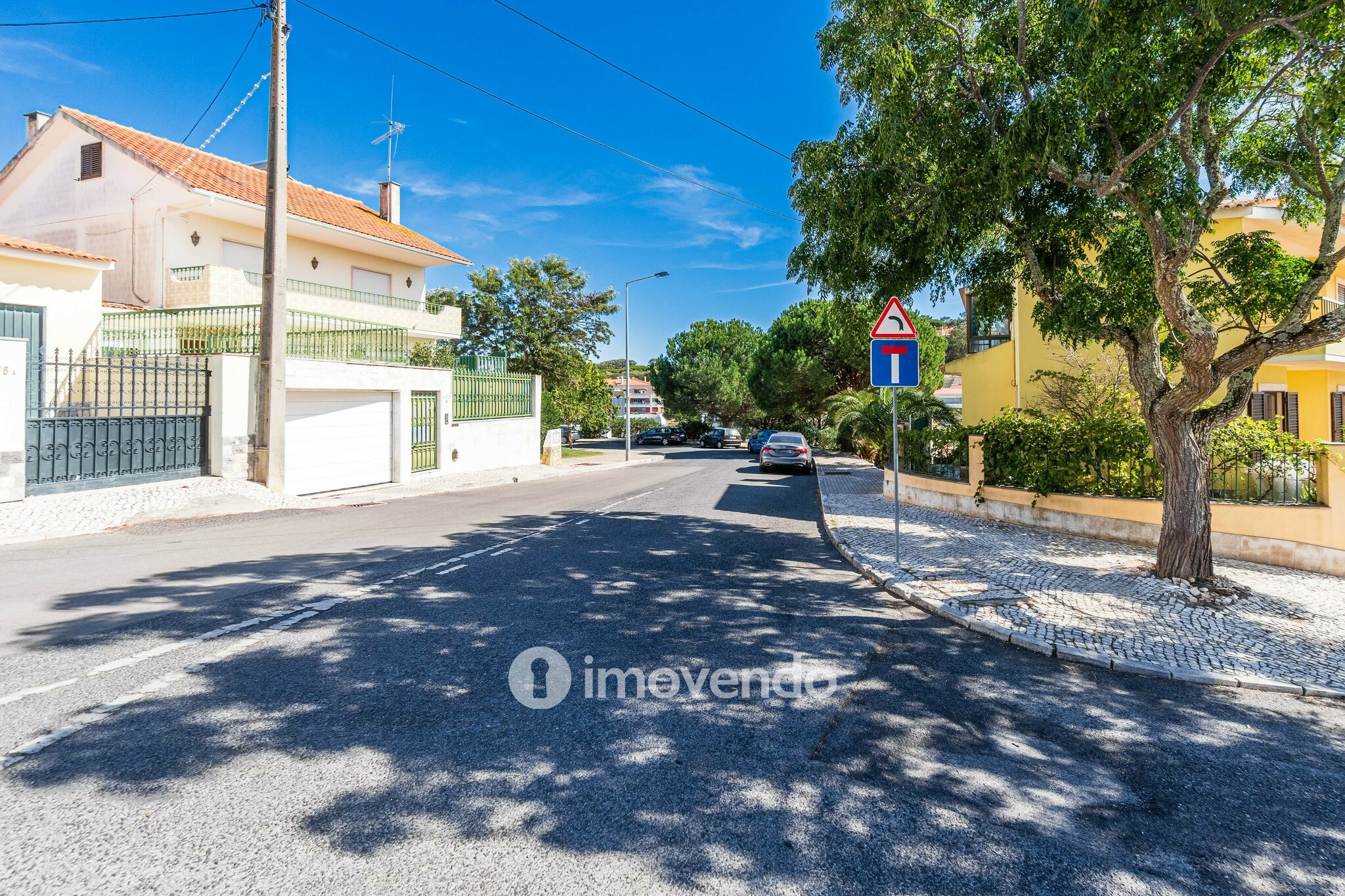 Moradia isolada T4, com garagem e áreas amplas, no Estoril