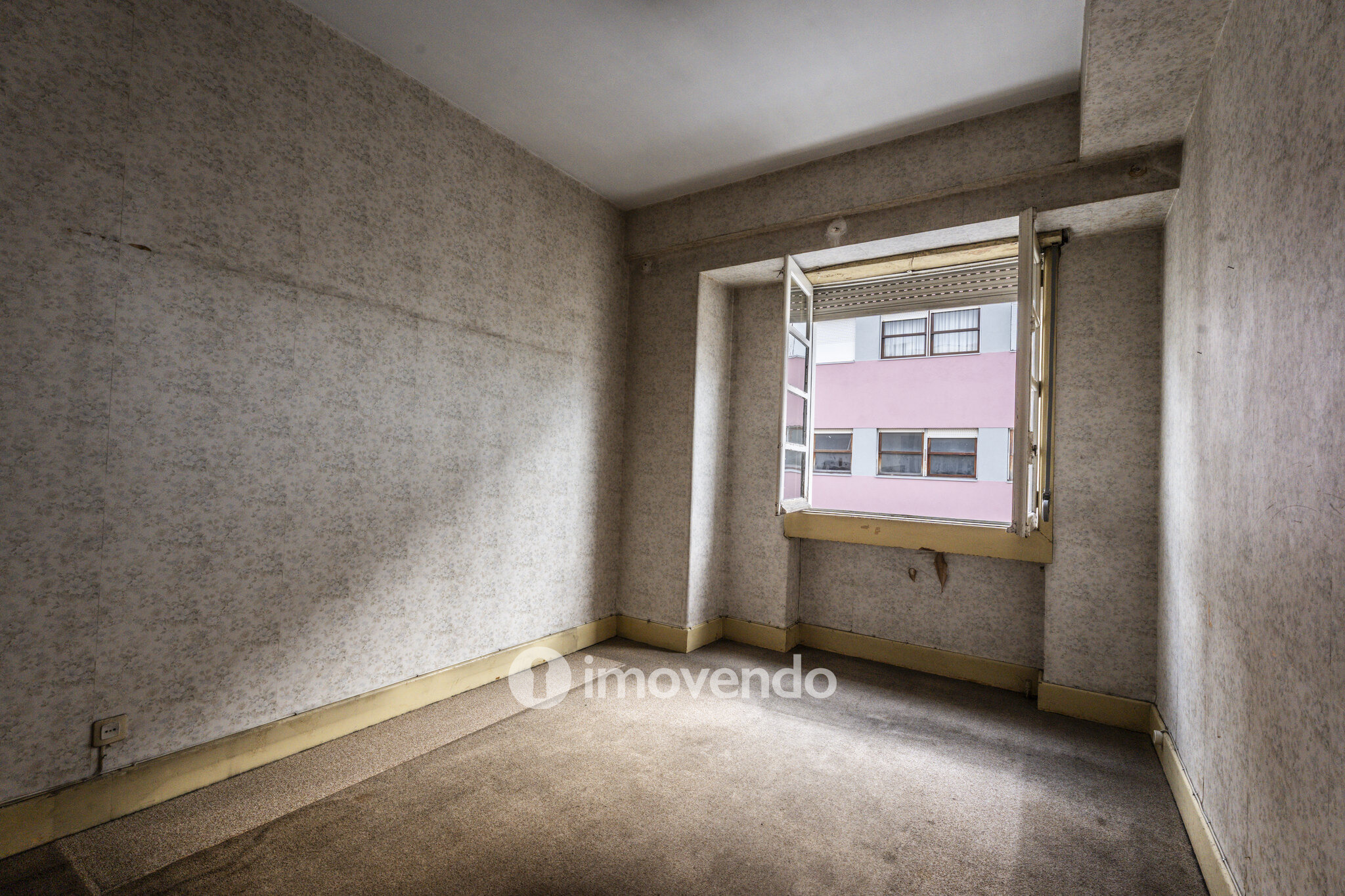 Apartamento T5 para remodelação, na Rua de Santa Catarina, Porto
