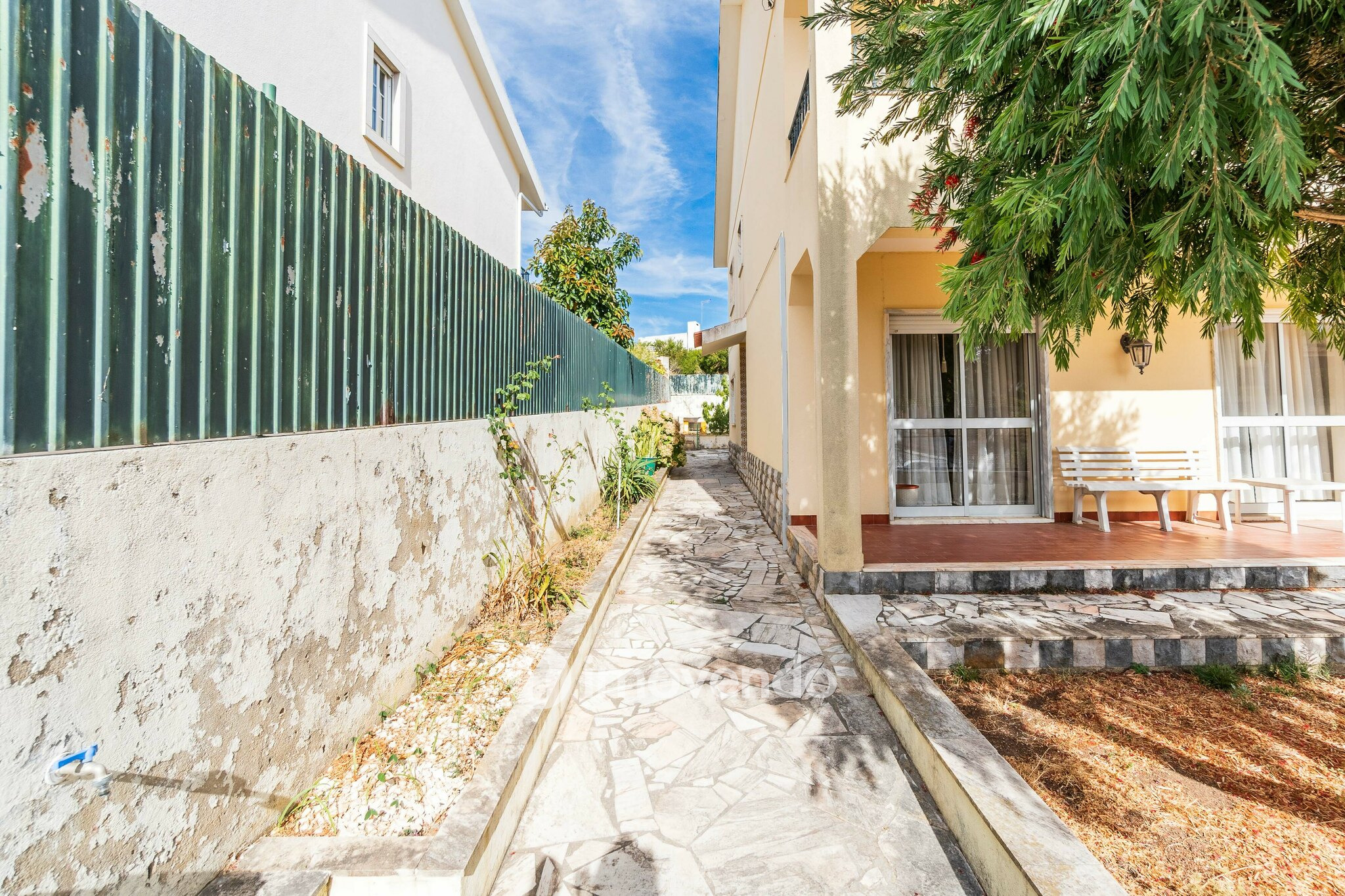 Moradia isolada T4, com garagem e áreas amplas, no Estoril