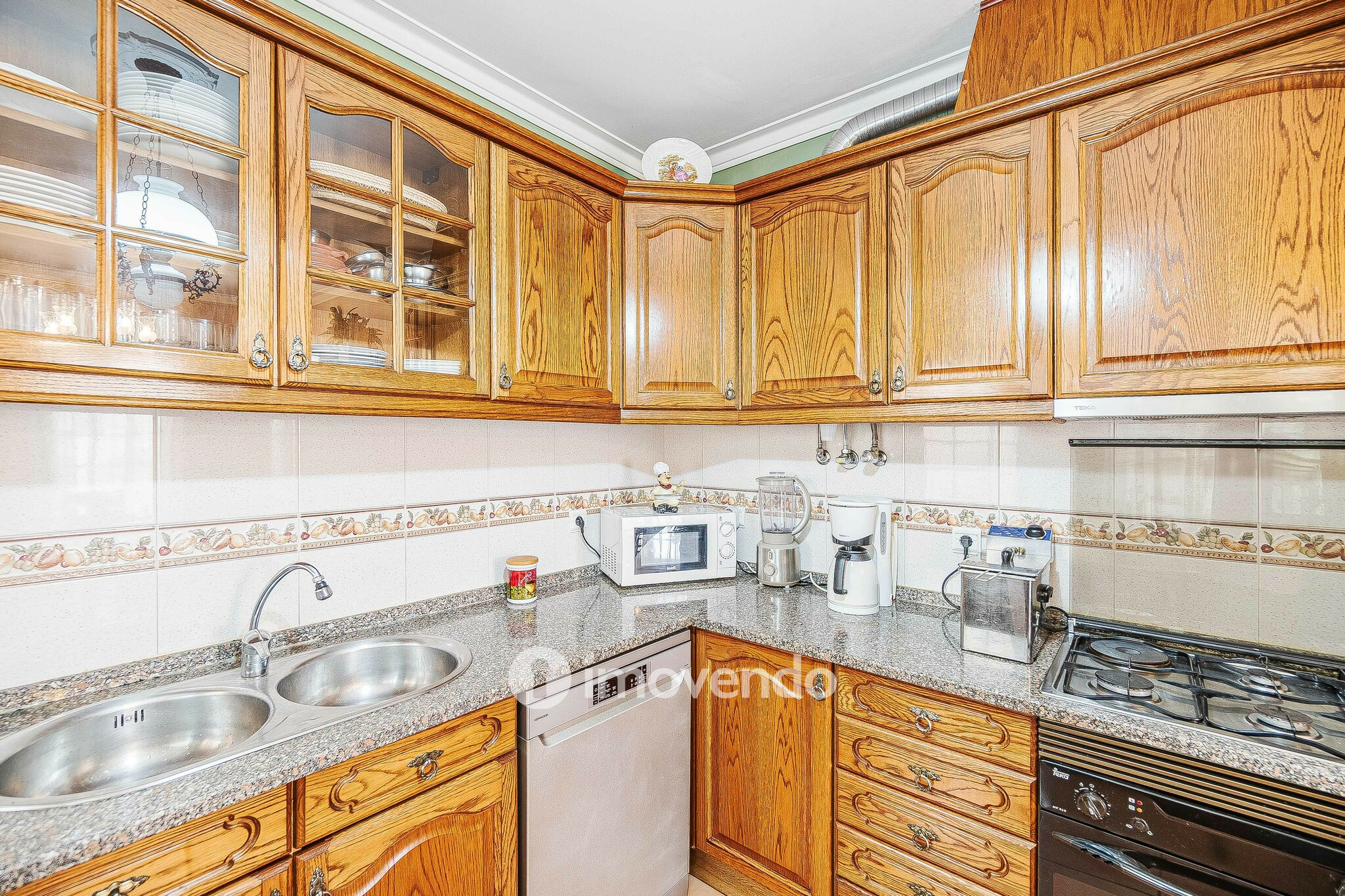 Moradia isolada T2+2, com garagem e jardim, em Azeitão
