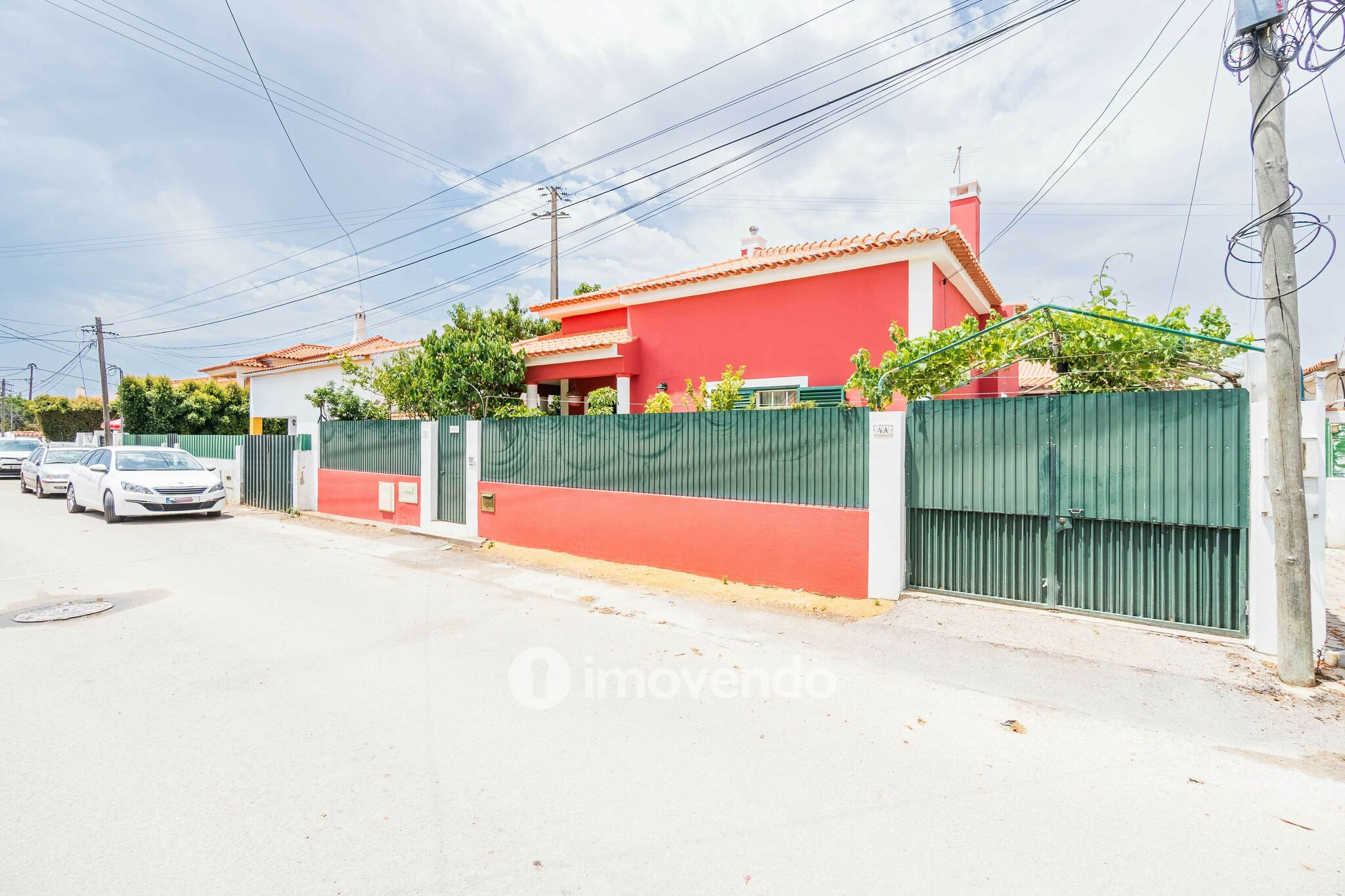Moradia isolada T2+2, com garagem e jardim, em Azeitão