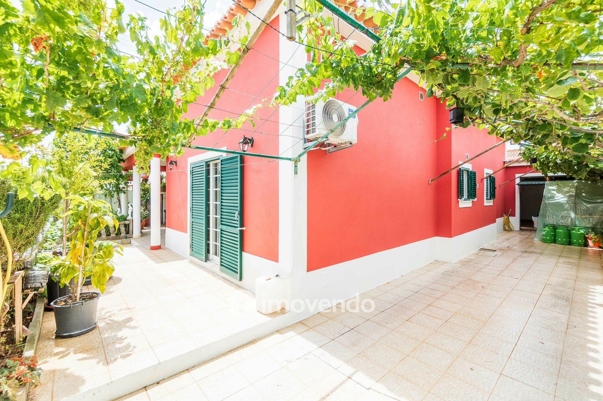 Moradia isolada T2+2, com garagem e jardim, em Azeitão