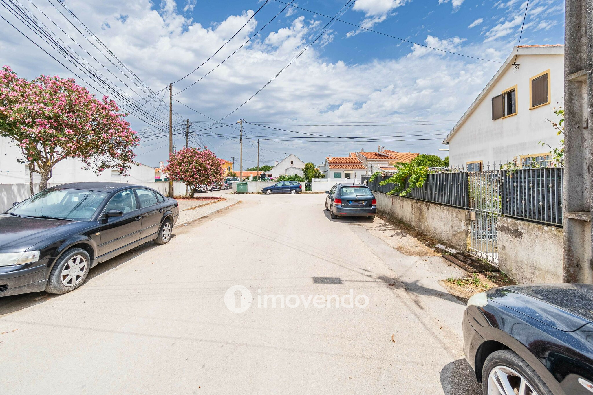 Moradia isolada T2+2, com garagem e jardim, em Azeitão