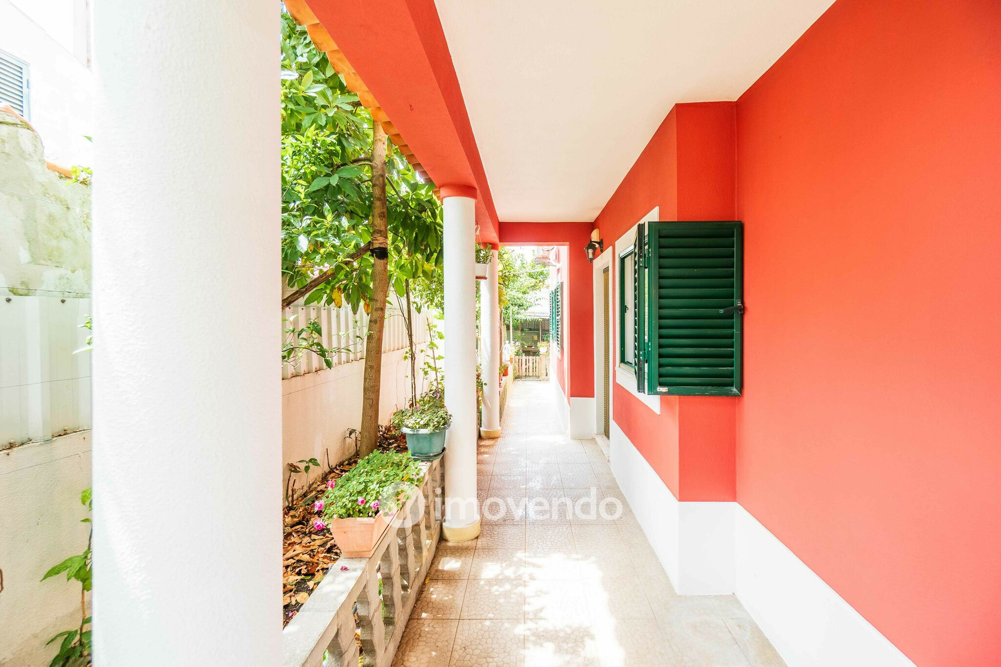 Moradia isolada T2+2, com garagem e jardim, em Azeitão
