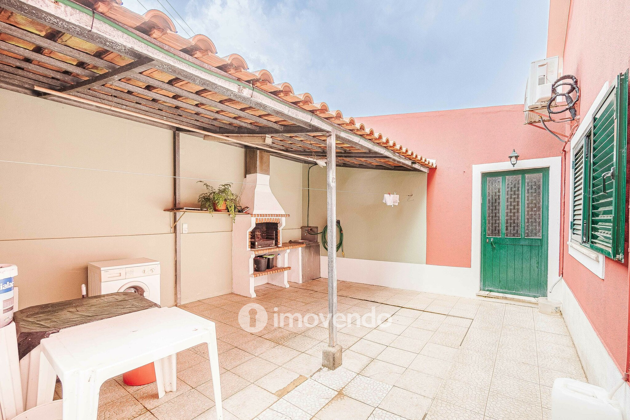 Moradia isolada T2+2, com garagem e jardim, em Azeitão
