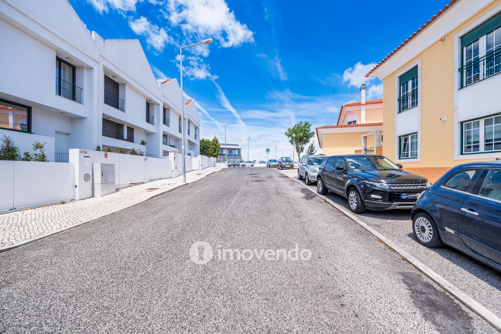 Apartamento T3 com garagem, em condomínio com piscina, em Bicesse