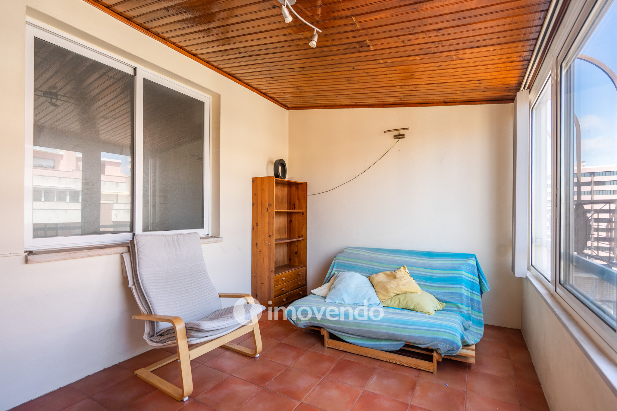 Apartamento T3, com arrecadação e boas áreas, na Estrada da Luz