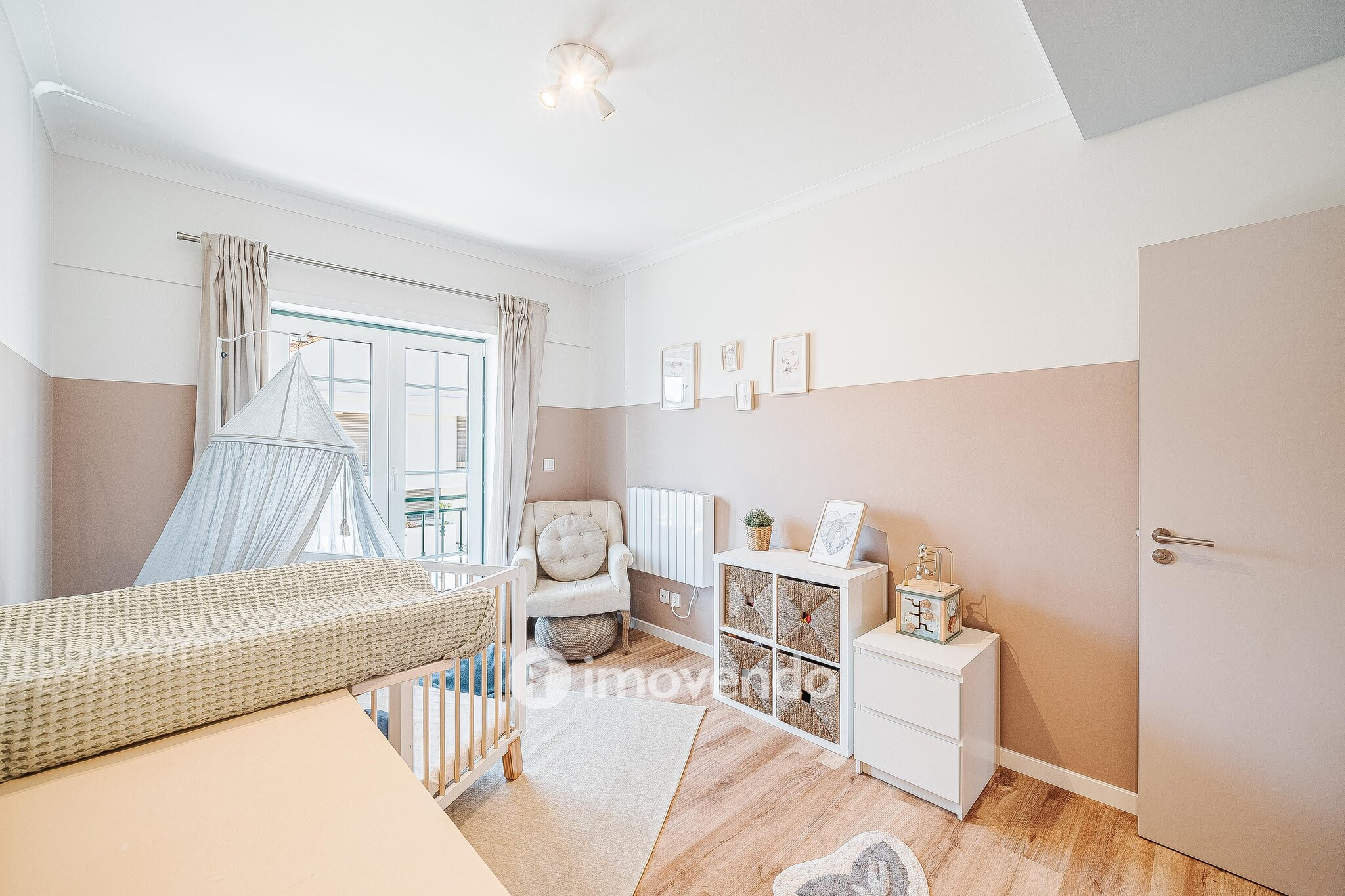 Apartamento T3 com garagem, em condomínio com piscina, em Bicesse