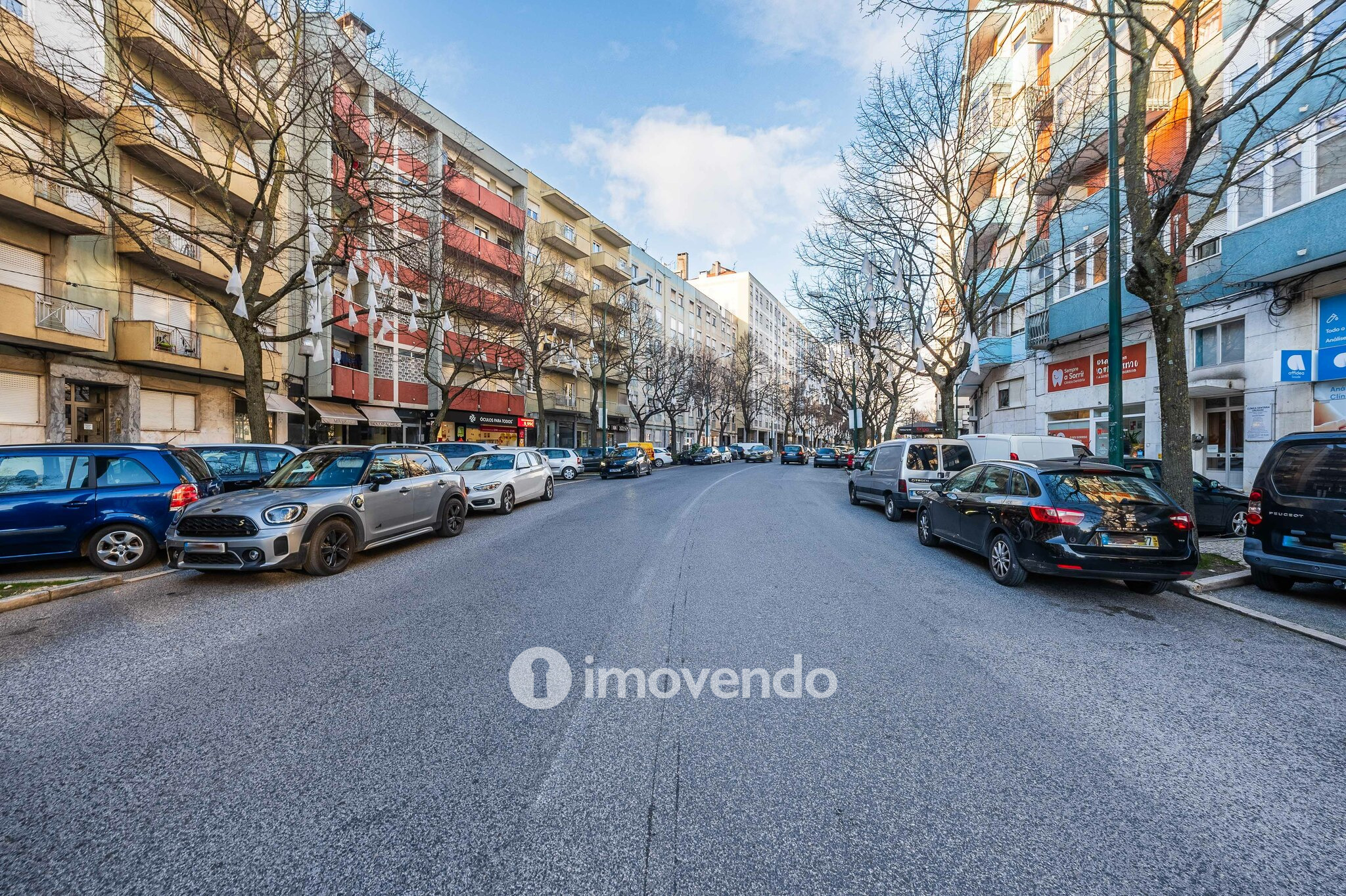 Apartamento T3 com áreas amplas, para renovação, em Benfica